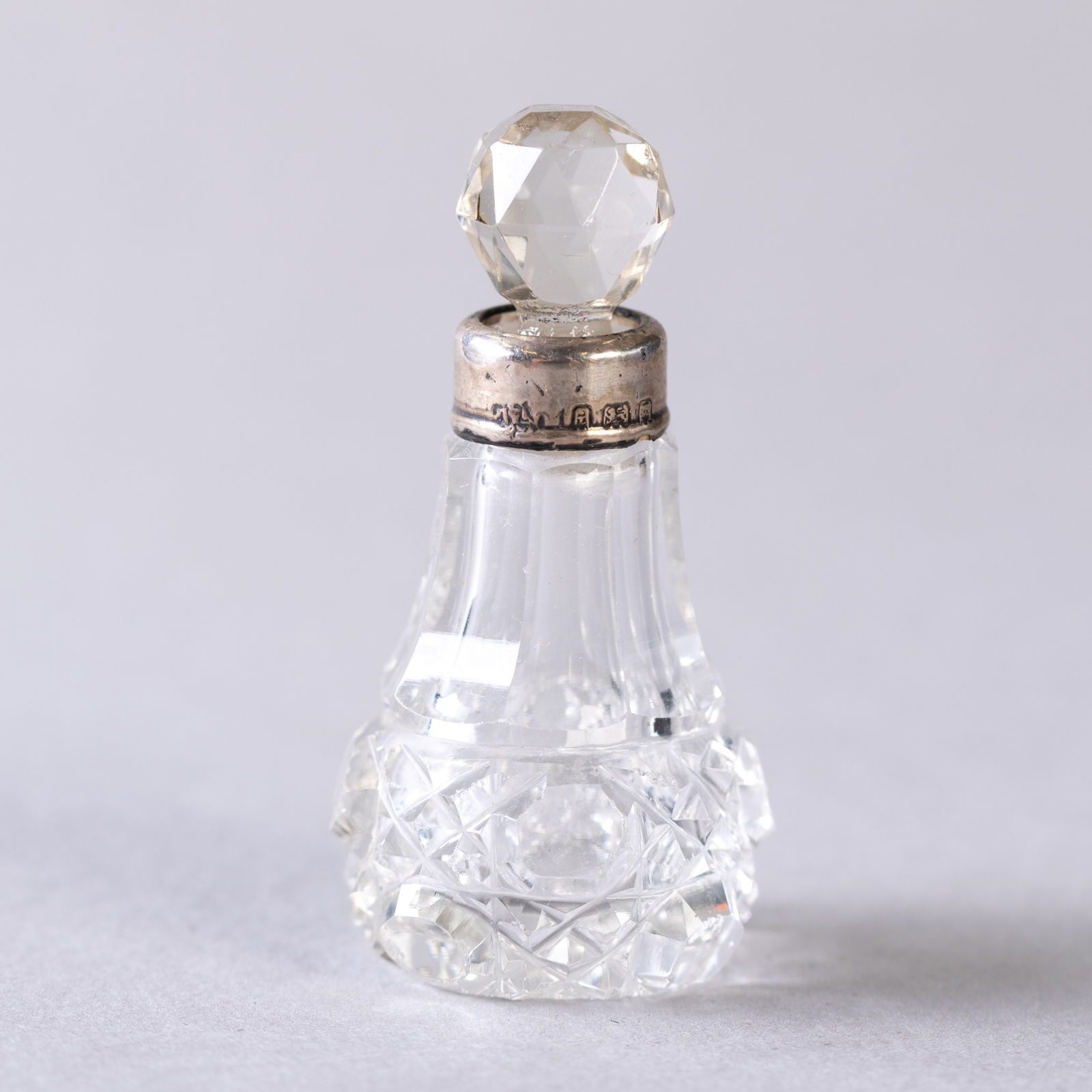 ANTIQUE SCENT PERFUME BOTTLE WITH SILVER TOP (1 of 2)