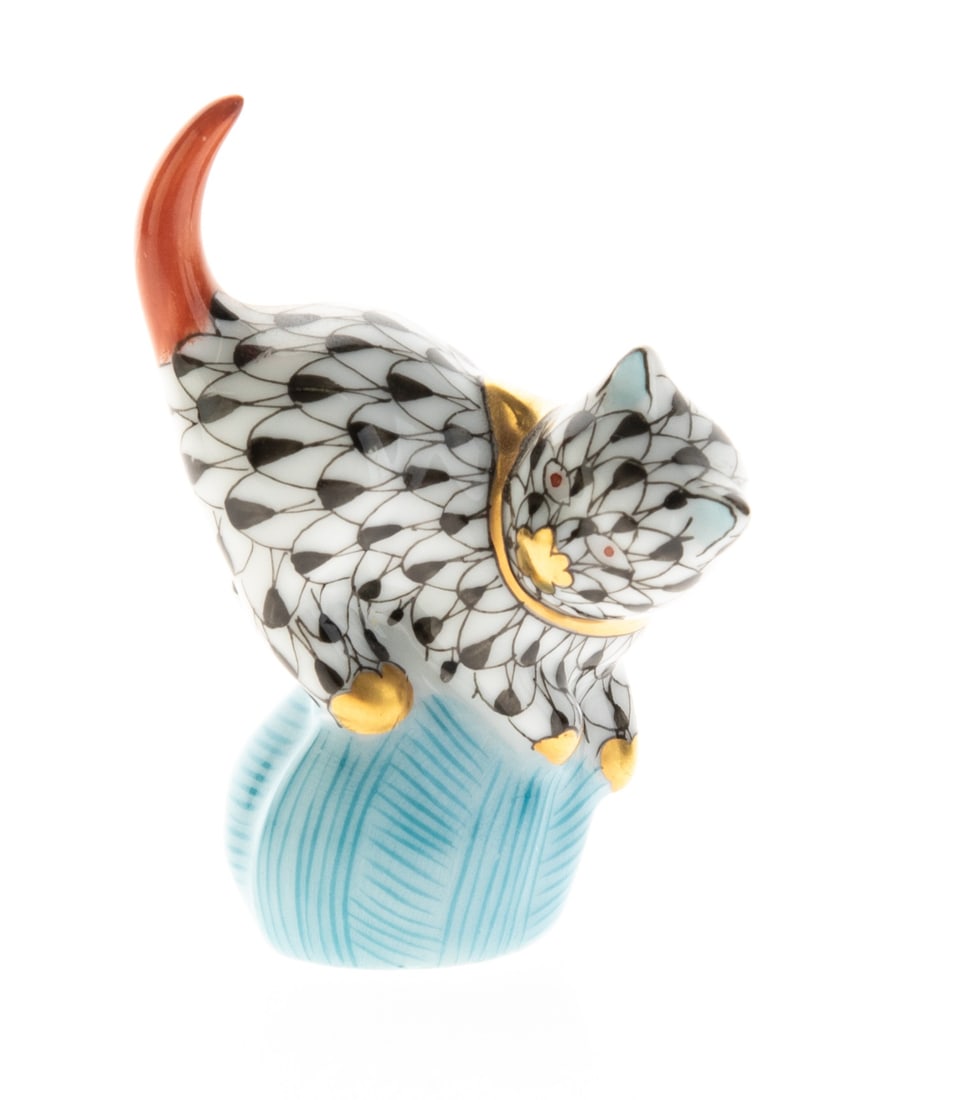 HEREND HUNGARY PLAYFUL CAT PORCELAIN CERAMIC FIGURE (1 of 2)