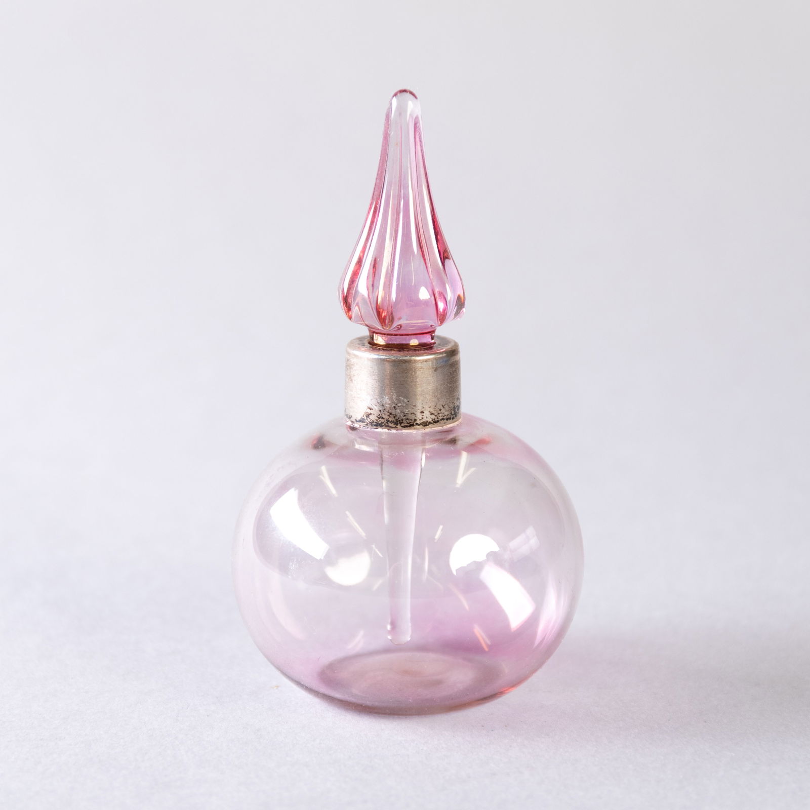 ANTIQUE SCENT PERFUME BOTTLE WITH SILVER TOP (1 of 2)