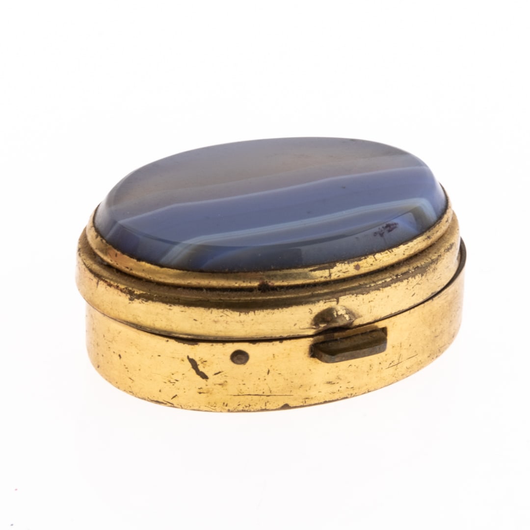 VICTORIAN BANDED AGATE PILL BOX 19TH CENTURY: From a collection of Wedgwood and other selected ceramic/porcelain objects. Kindly examine all photographs provided in this listing or ask for a condition report. All items offered are in generally go