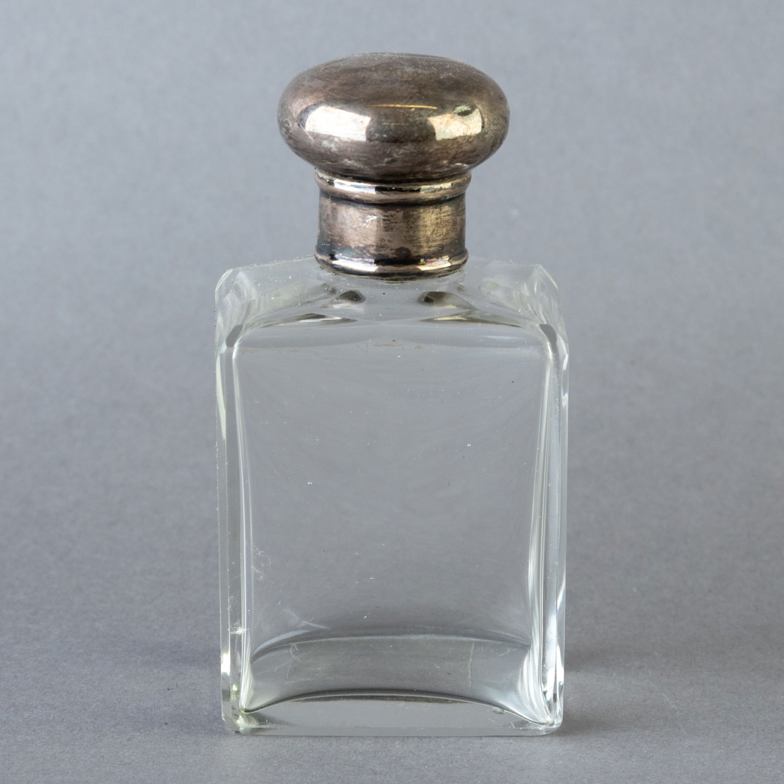 ANTIQUE STERLING SILVER TOPPED GLASS SCENT PERFUME BOTTLE (1 of 3)