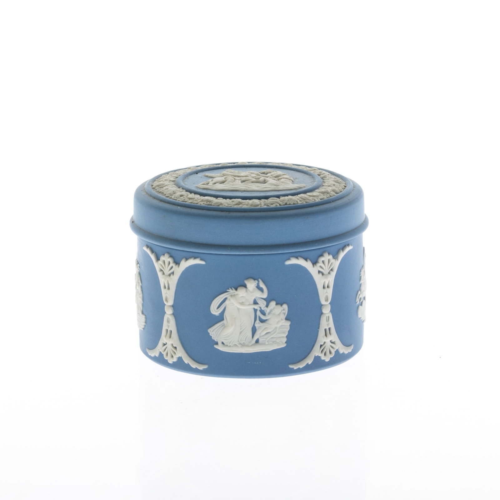 WEDGWOOD CERAMIC PORCELAIN BOX: 7x7x5CM.From a collection of Wedgwood and other selected ceramic/porcelain objects. Kindly examine all photographs provided in this listing or ask for a condition report. All items offered are in gene