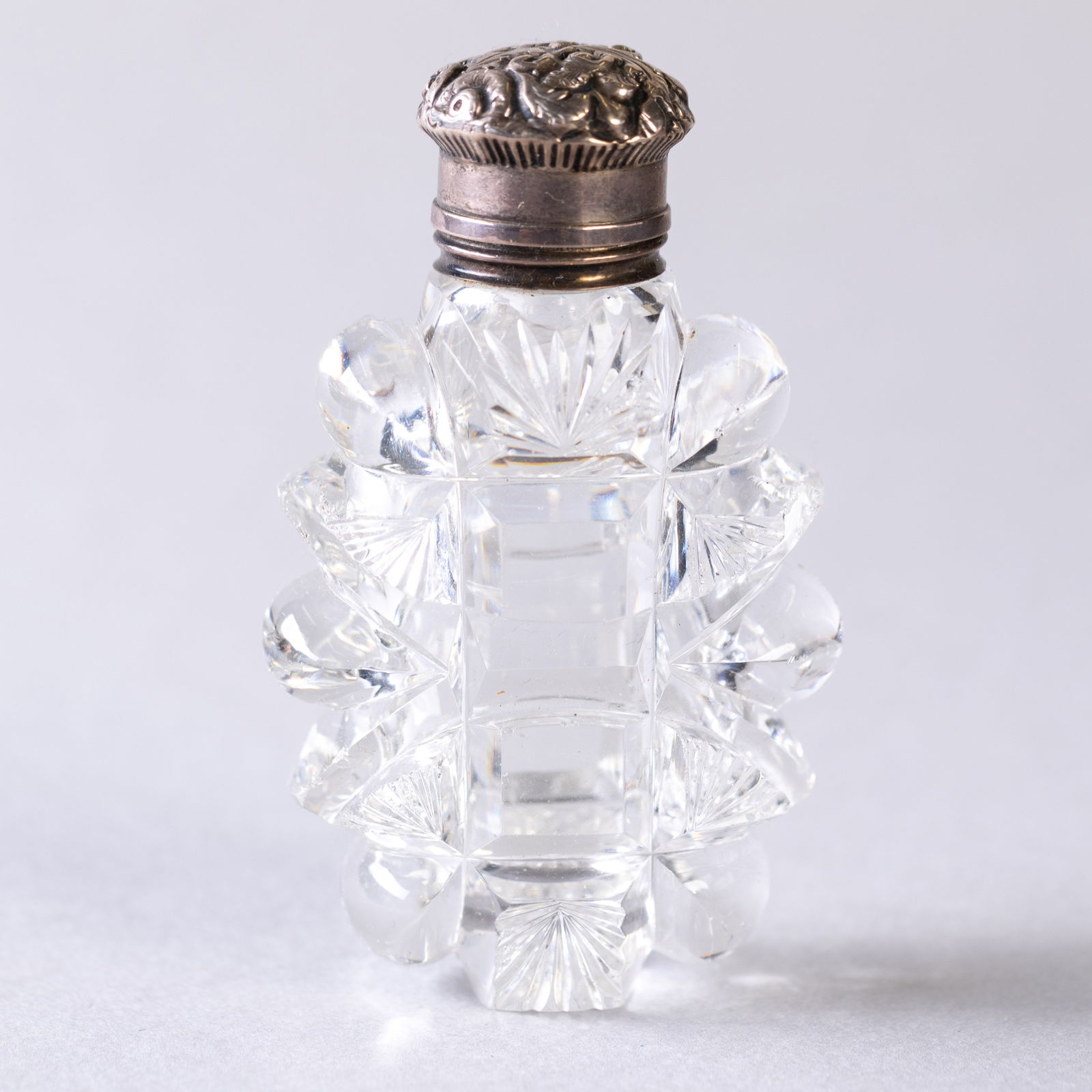 ANTIQUE SCENT PERFUME BOTTLE WITH SILVER TOP (1 of 2)