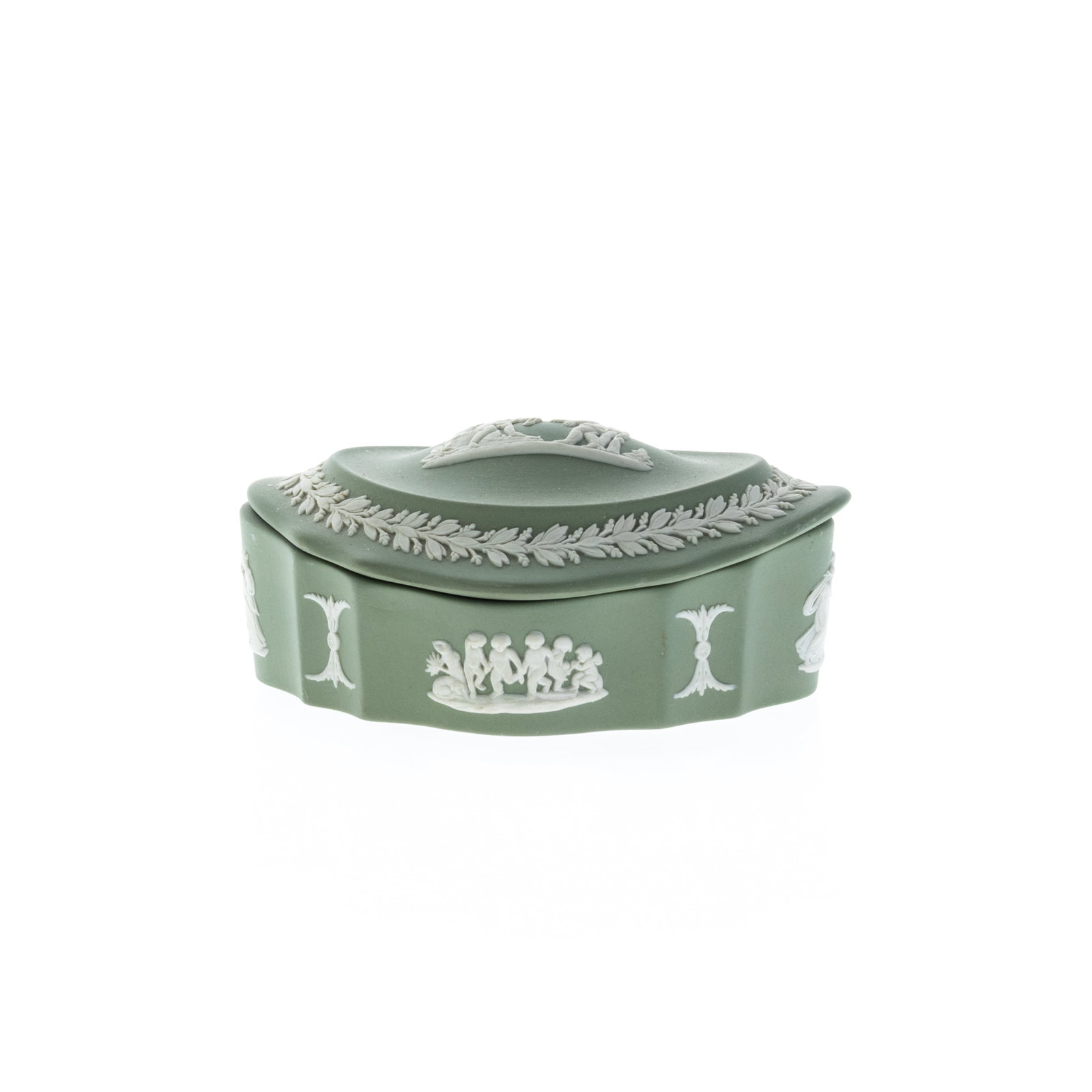 WEDGWOOD GREEN JASPER CERAMIC CLASSICAL LIDDED BOX: (L) 11CM.From a collection of Wedgwood and other selected ceramic/porcelain objects. Kindly examine all photographs provided in this listing or ask for a condition report. All items offered are in gen