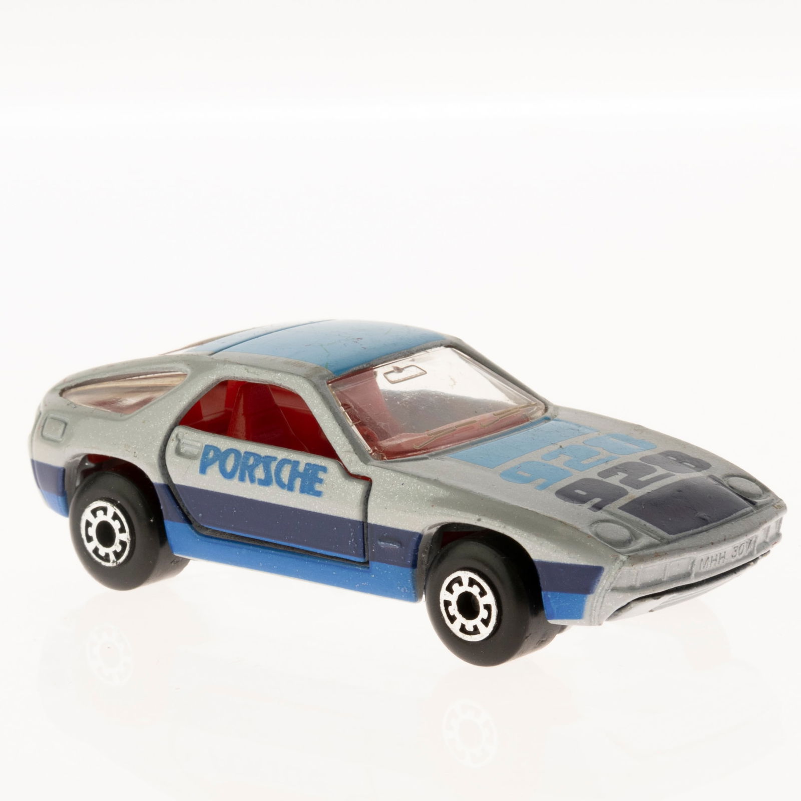 1:43 SCALE DIECAST MODEL MATCHBOX PORSCHE 928 (1 of 4)