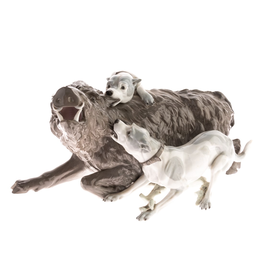 LLADRO TYPE PORCELAIN FIGURE OF DOGS HUNTING WILD BOAR (1 of 3)