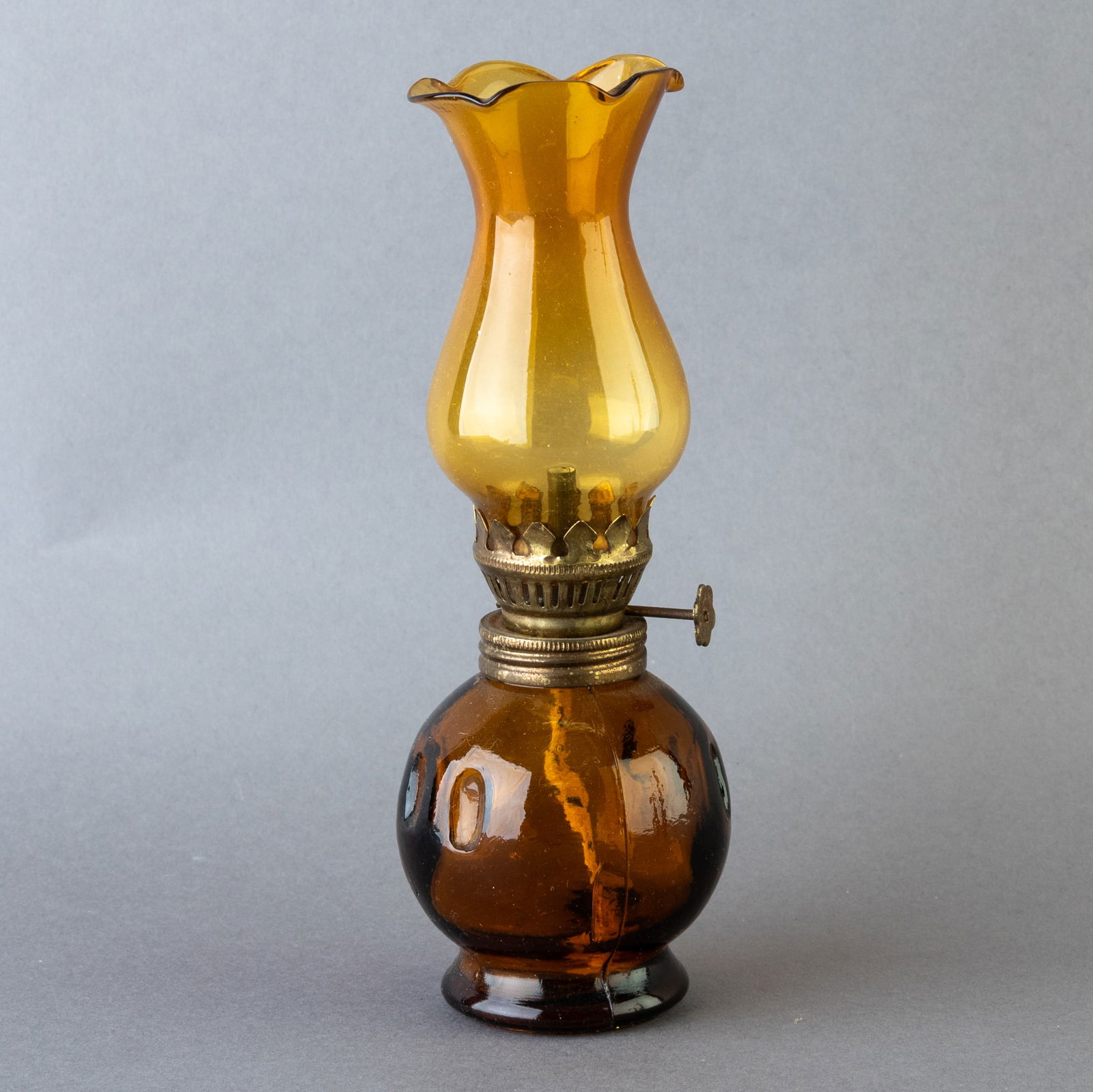 ANTIQUE AMBER GLASS OIL TABLE LAMP (1 of 2)