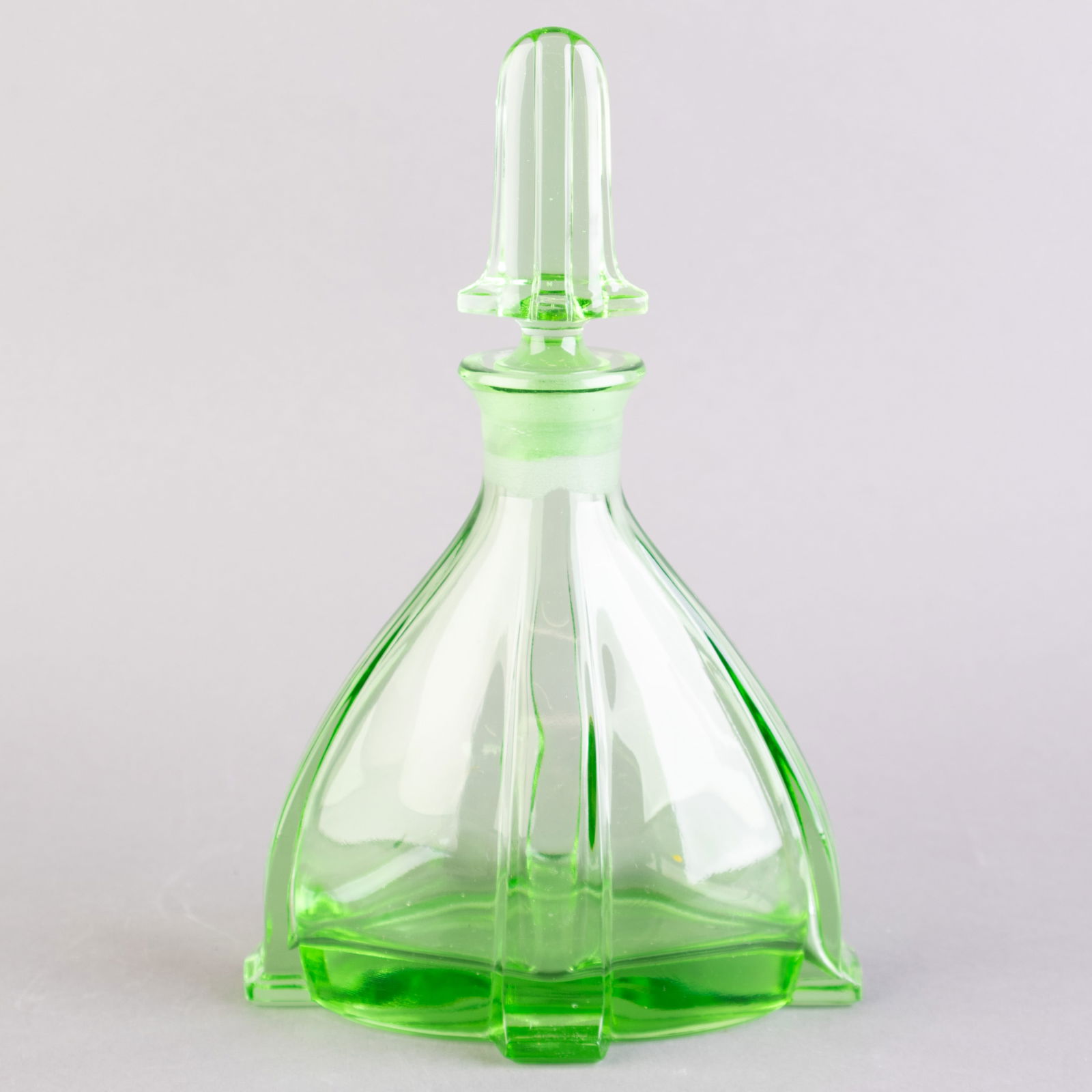 ART DECO GREEN URANIUM GLASS SCENT PERFUME BOTTLE (1 of 3)