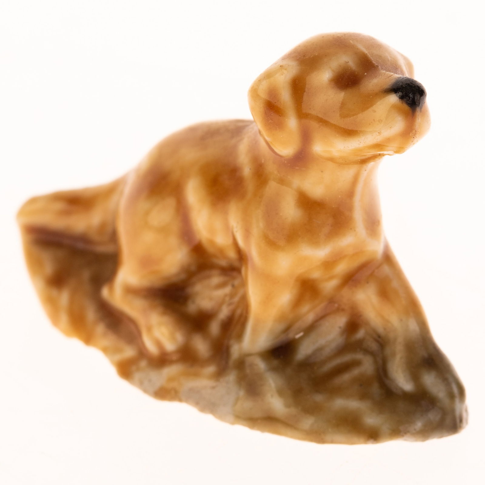 VINTAGE WADE PORCELAIN DOG FIGURE (1 of 3)