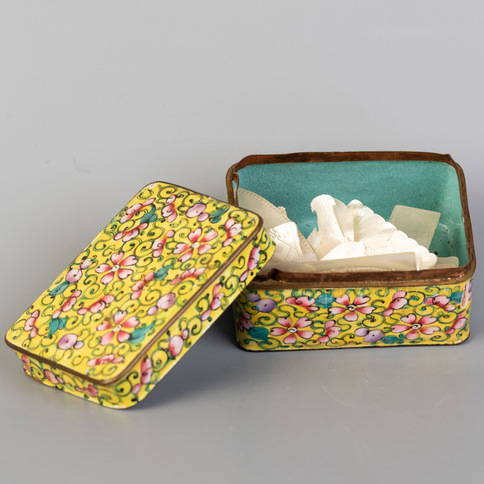 ANTIQUE CHINESE CANTON ENAMEL BOX WITH MOTHER OF PEARL GAMING COUNTERS (1 of 7)