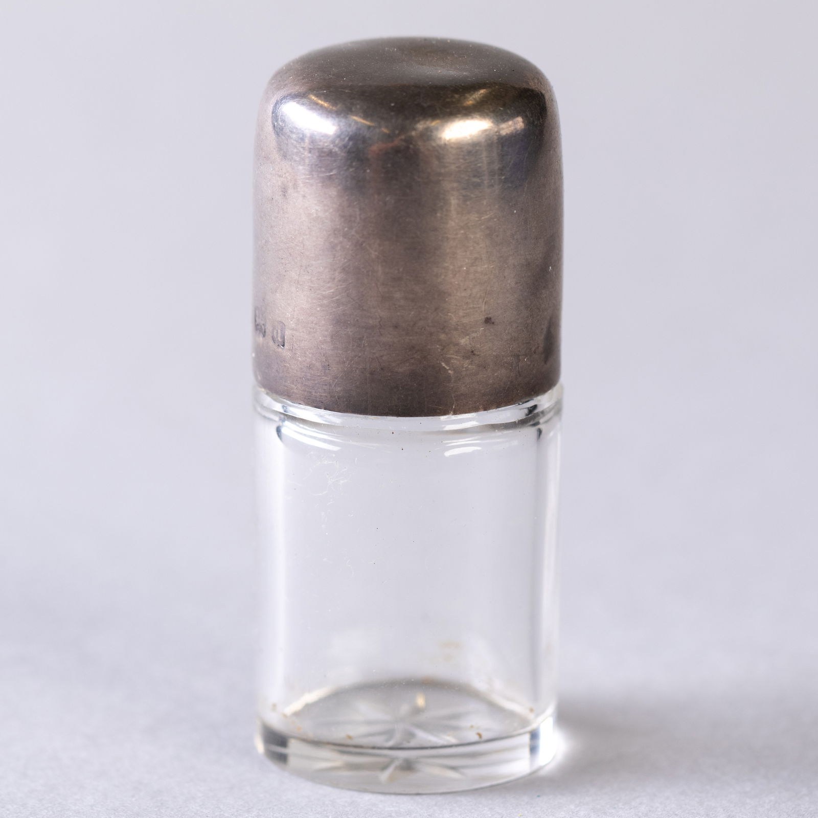 ANTIQUE SCENT PERFUME BOTTLE WITH SILVER TOP (1 of 2)