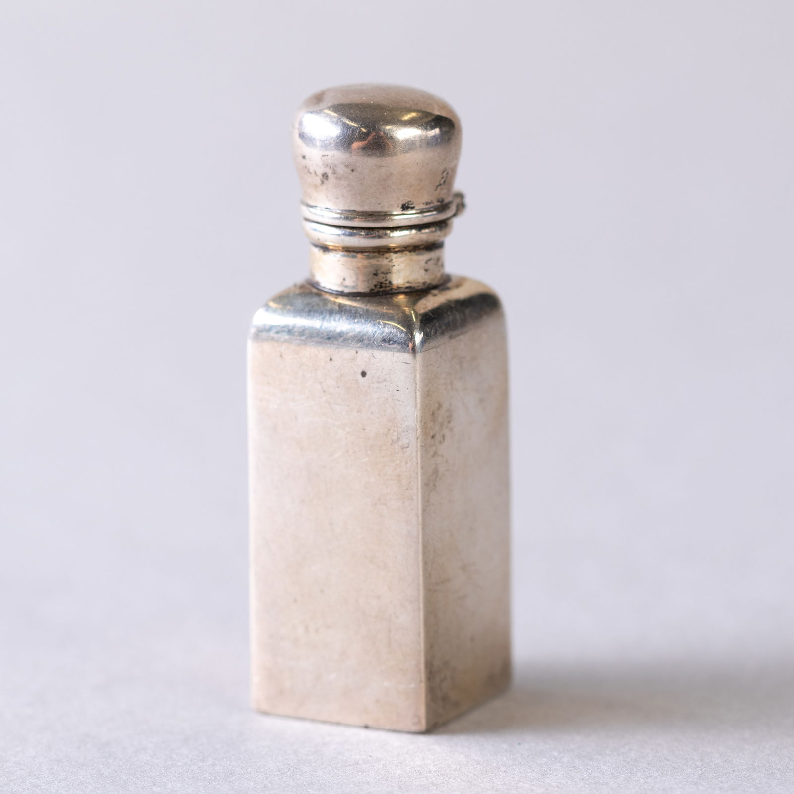 ANTIQUE SCENT PERFUME BOTTLE WITH SILVER TOP (1 of 2)