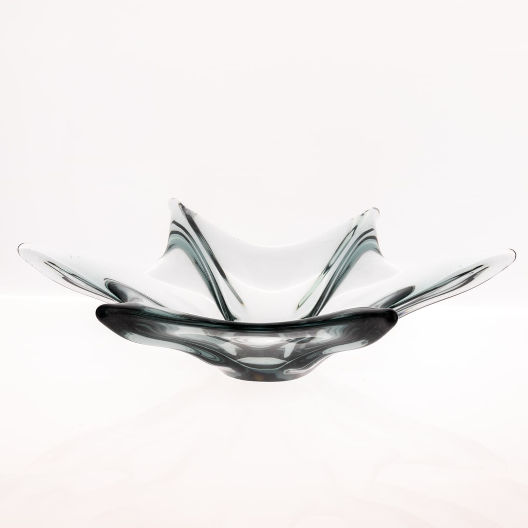MURANO HAND-BLOWN VENETIAN GLASS CENTREPIECE BOWL: 30CM WIDE. From a collection of Wedgwood and other selected ceramic/porcelain objects. Kindly examine all photographs provided in this listing or ask for a condition report. All items offered are in g