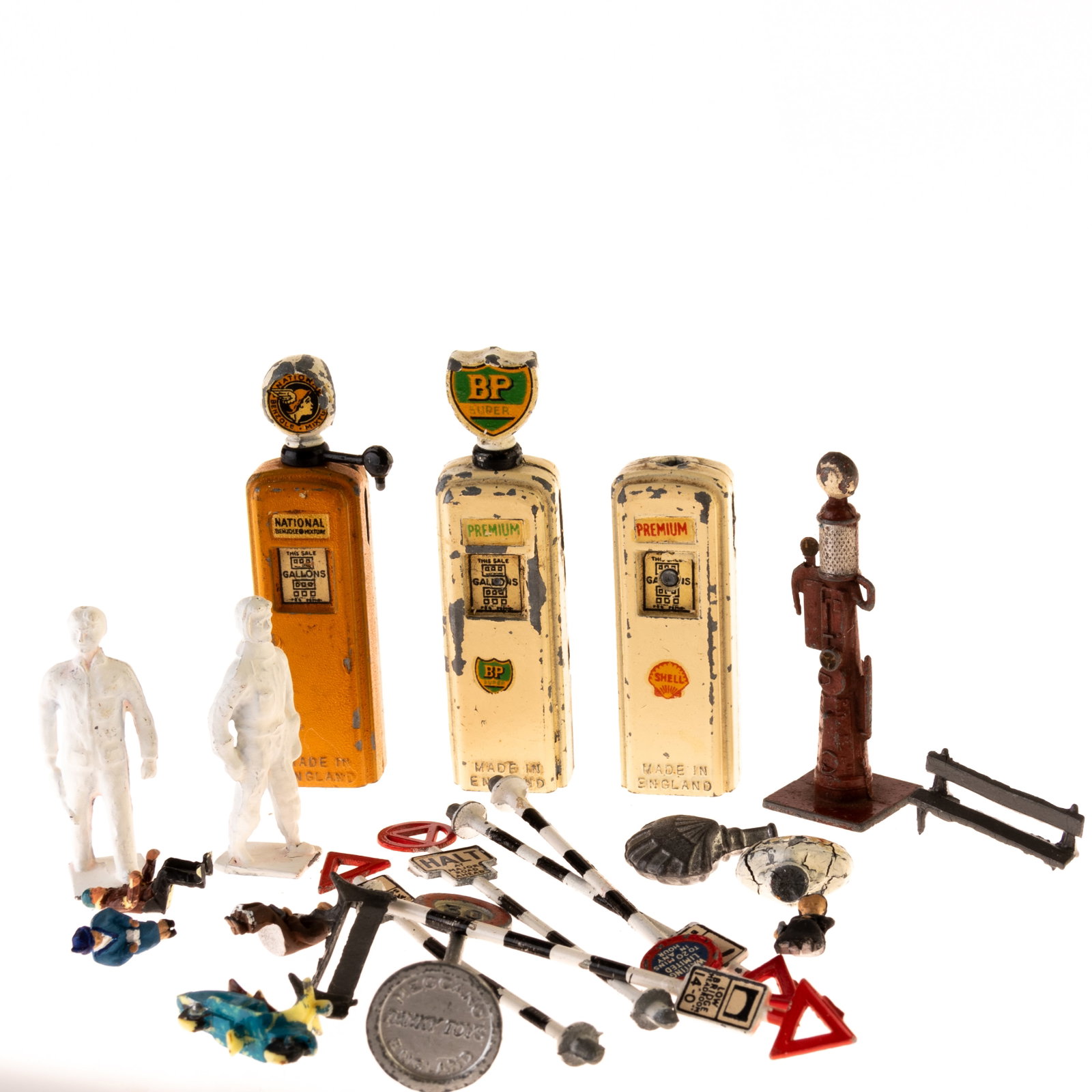 1:43 SCALE DIECAST MODEL FIGURES & SHELL PUMP ACCESSORIES: From a large collection of vintage die-cast vehicles including rare examples. Kindly examine all photographs provided in this listing or ask for a condition report. All items offered are in generally 