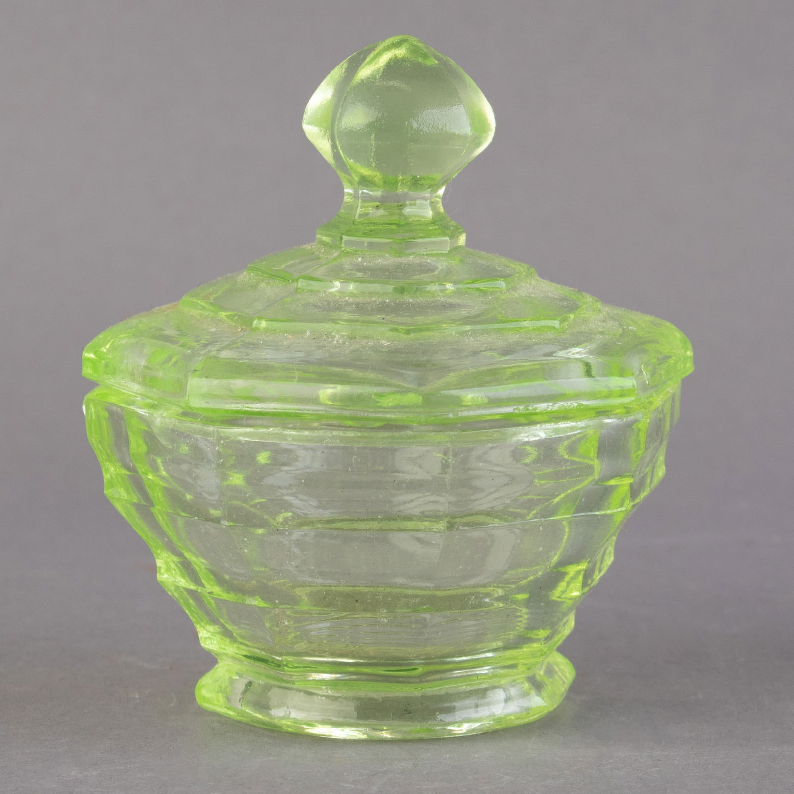 ANTIQUE ART DECO URANIUM GLASS LIDDED BOX: Kindly examine all photographs provided in this listing or ask for a condition report. All items offered are in generally good, pre-owned condition, unless otherwise specifically described. The item i