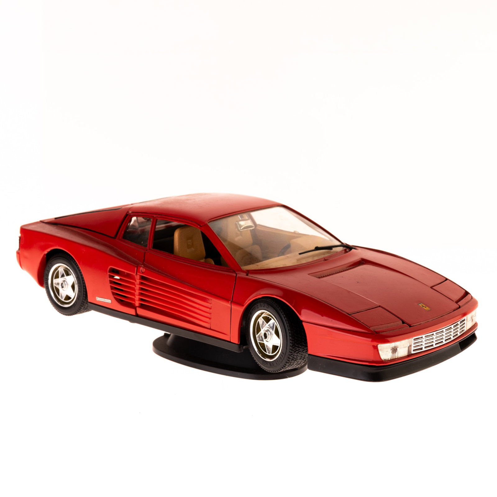 1:24 SCALE DIECAST MODEL BURAGO FERRARI: From a large collection of vintage die-cast vehicles including rare examples. Kindly examine all photographs provided in this listing or ask for a condition report. All items offered are in generally 