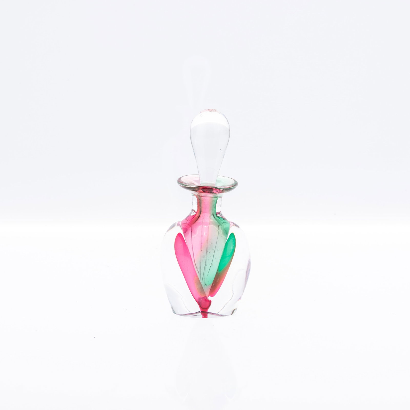 SOMMERSO GLASS PERFUME SCENT BOTTLE: 10x4.5x3CM.From a collection of Wedgwood and other selected ceramic/porcelain objects. Kindly examine all photographs provided in this listing or ask for a condition report. All items offered are in g