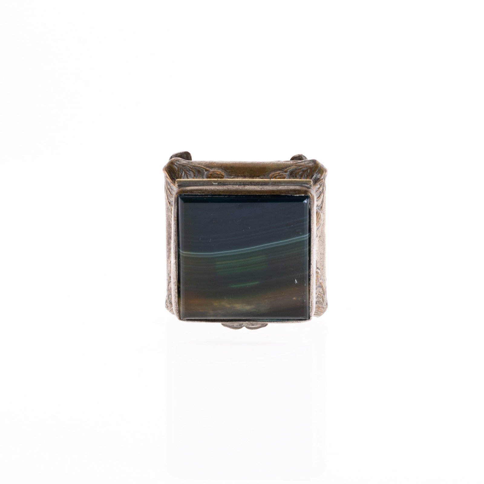 ANTIQUE AGATE PILLBOX: 4.5x4.5x3CM.From a collection of Wedgwood and other selected ceramic/porcelain objects. Kindly examine all photographs provided in this listing or ask for a condition report. All items offered are in 