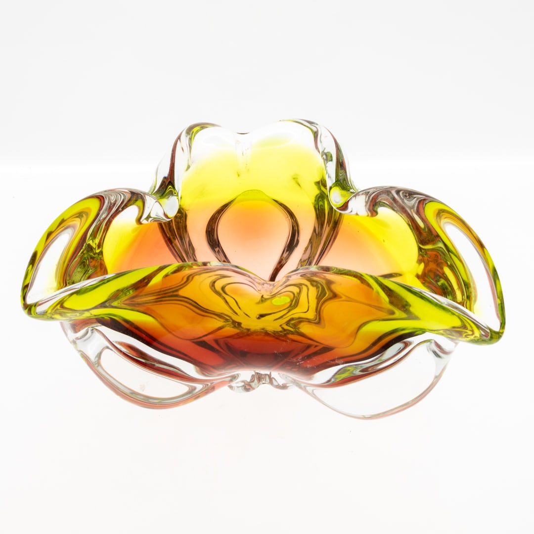 MURANO MID-CENTURY VENETIAN GLASS SOMMERSO BOWL: From a collection of Wedgwood and other selected ceramic/porcelain objects. Kindly examine all photographs provided in this listing or ask for a condition report. All items offered are in generally go