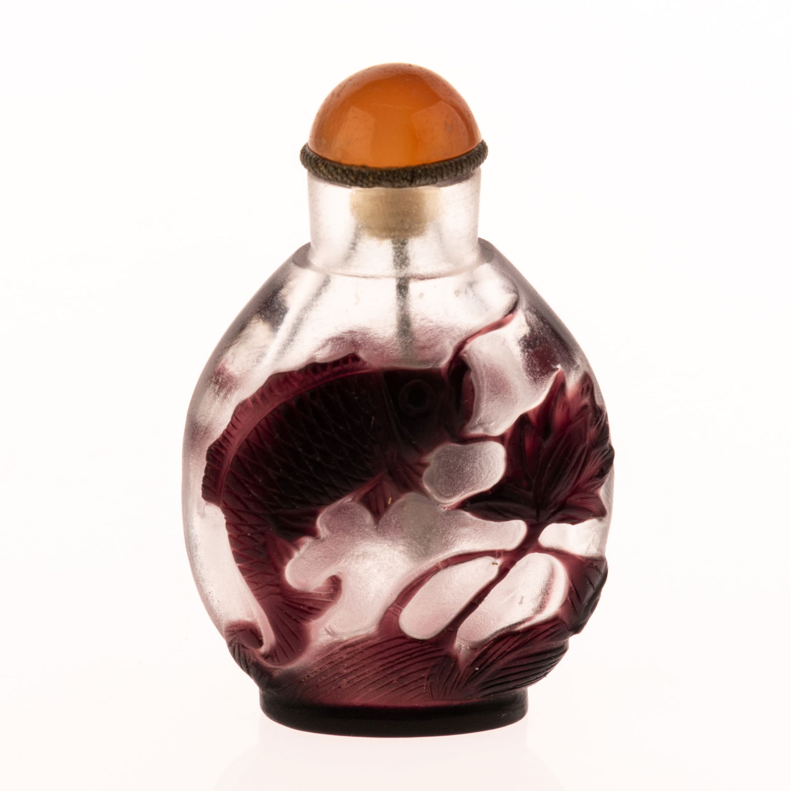 CHINESE PEKING GLASS CAMEO SNUFF BOTTLE WITH KOI FISH AND AGATE TOP (1 of 3)