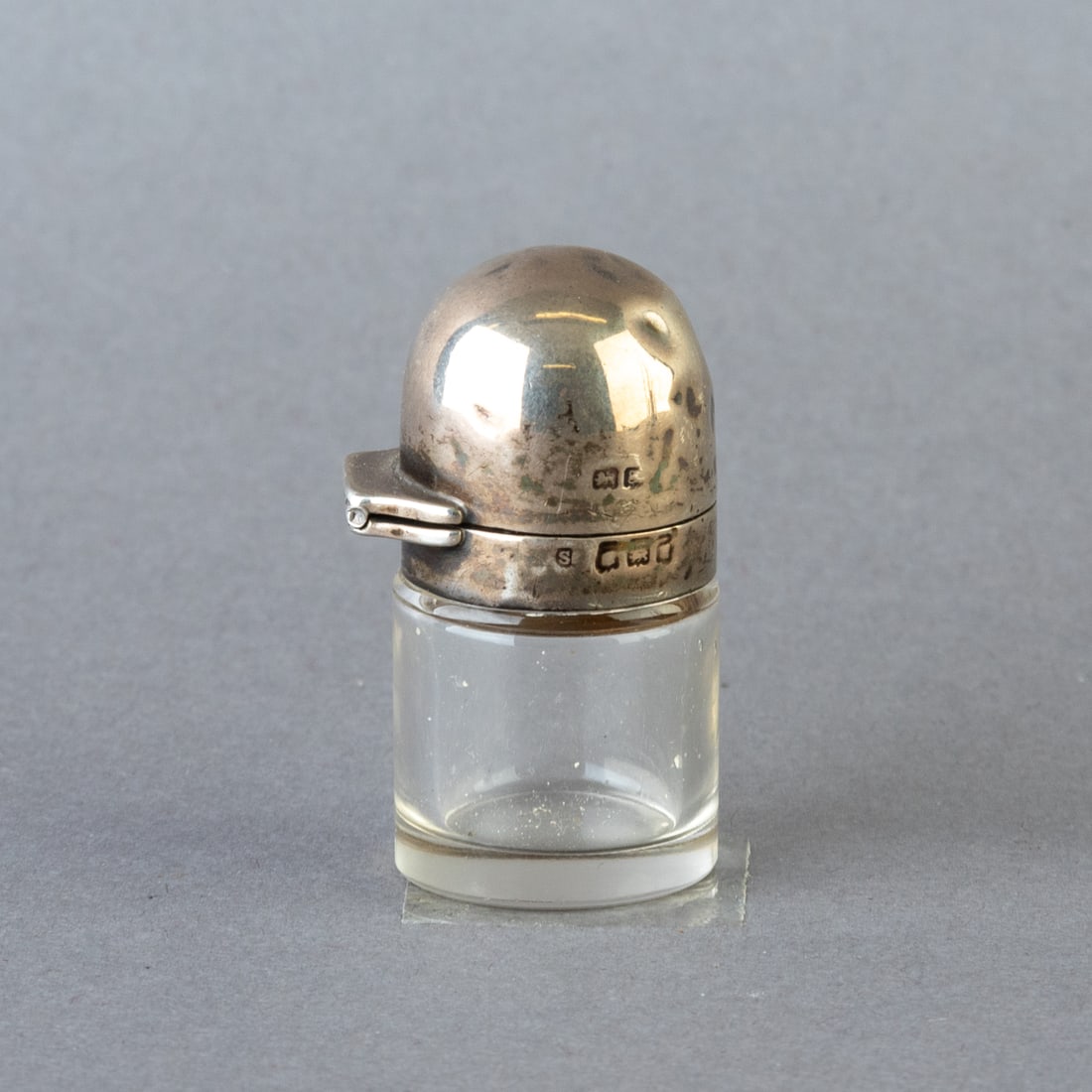 ANTIQUE STERLING SILVER TOPPED GLASS SCENT PERFUME BOTTLE (1 of 3)