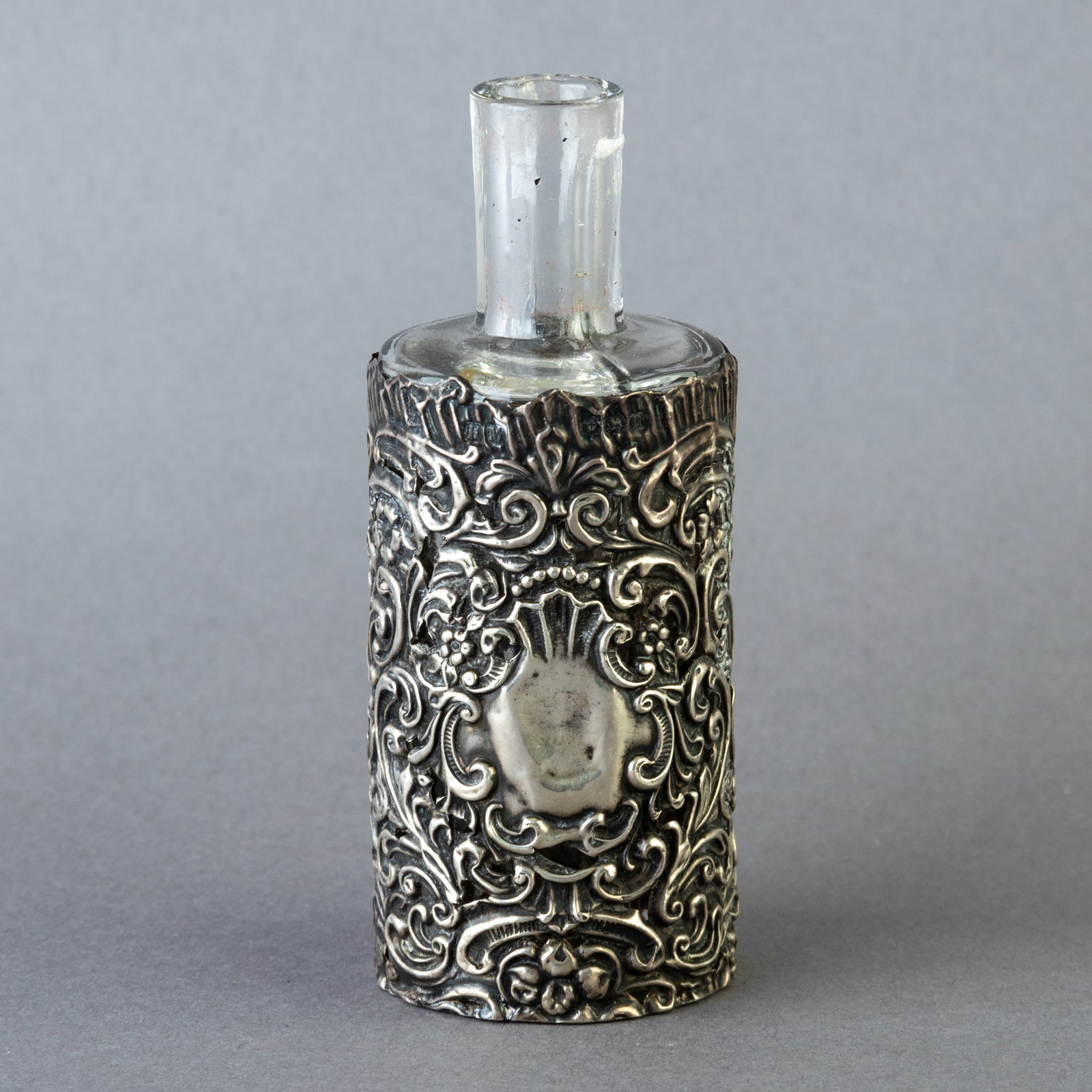 ANTIQUE REPOUSSE SILVER MOUNTED GLASS SCENT PERFUME BOTTLE (1 of 3)