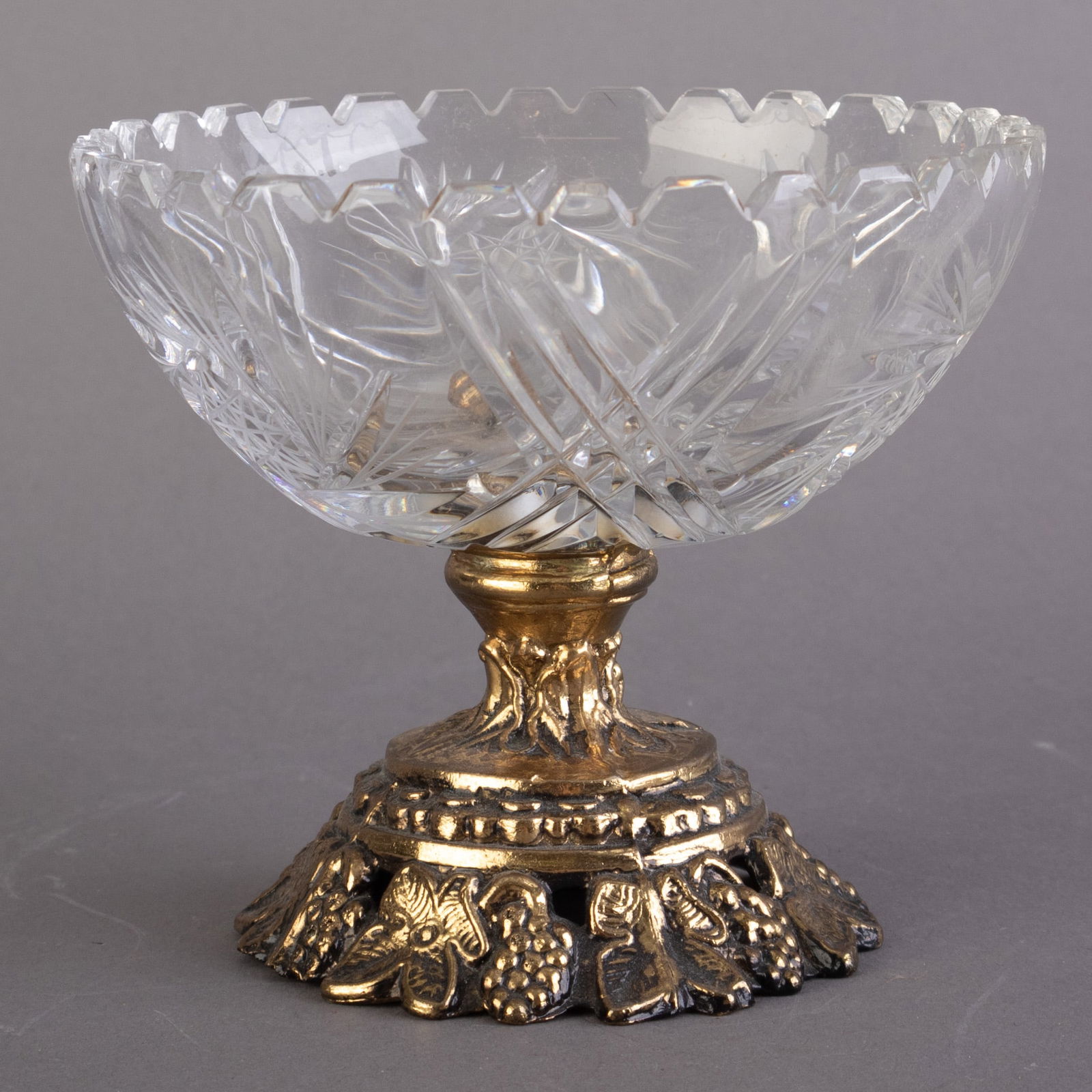 CUT CRYSTAL GLASS  COMPORT BOWL WITH VINE LEAVES FOOT (1 of 4)