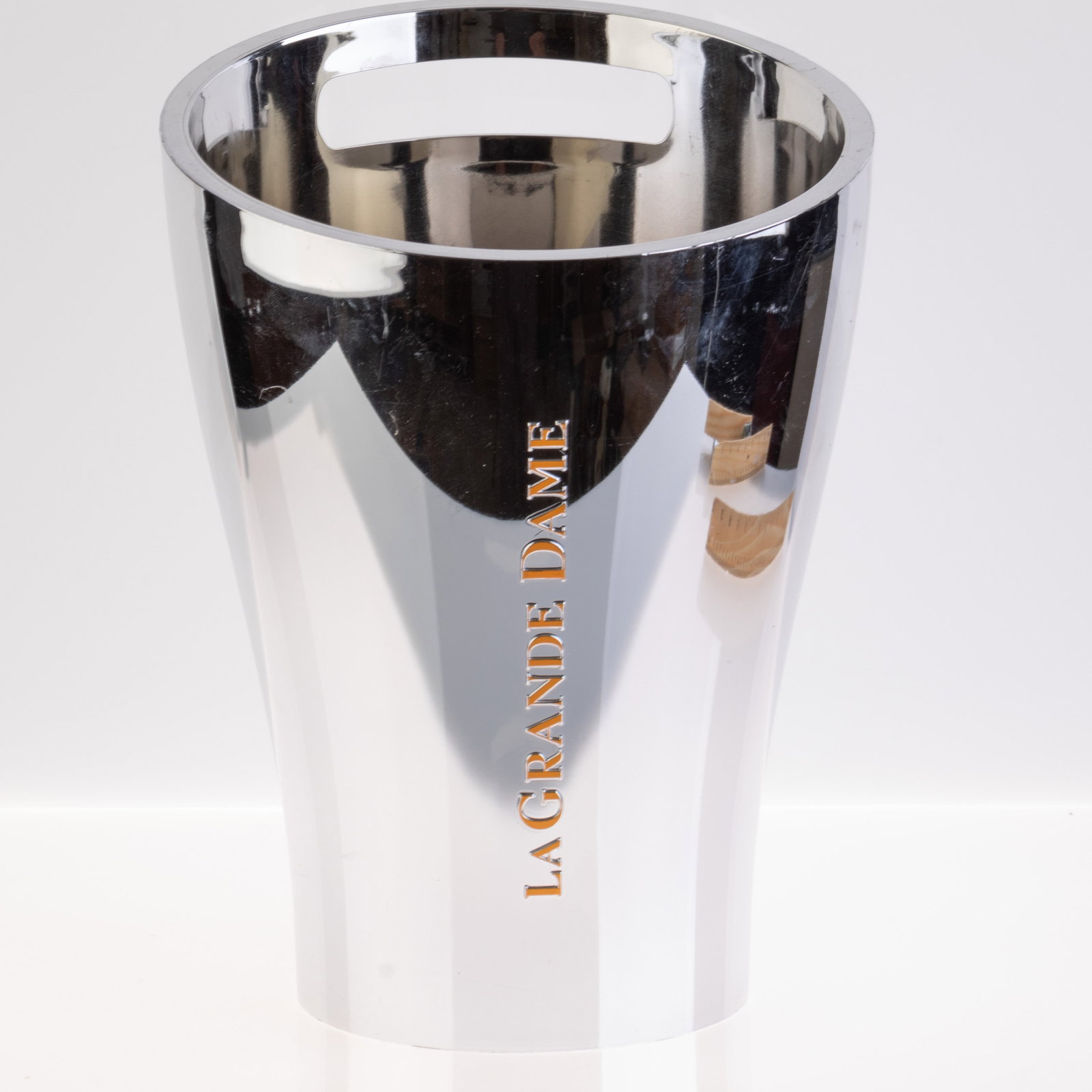 SIGNED DESIGNER LUXURY CHAMPAGNE ICE COOLER BUCKET: Kindly examine all photographs provided in this listing or ask for a condition report. All items offered are in generally good, pre-owned condition, unless otherwise specifically described. The item i
