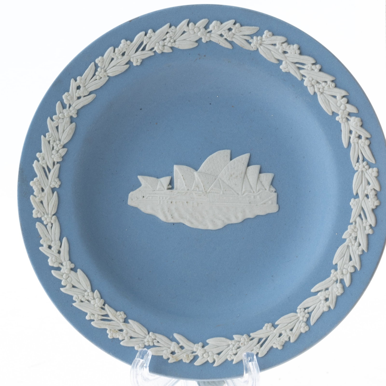 WEDGWOOD JASPER CAMEO PLATE DEPICTING SYDNEY OPERA HOUSE: From a collection of Wedgwood and other selected ceramic/porcelain objects. Kindly examine all photographs provided in this listing or ask for a condition report. All items offered are in generally go