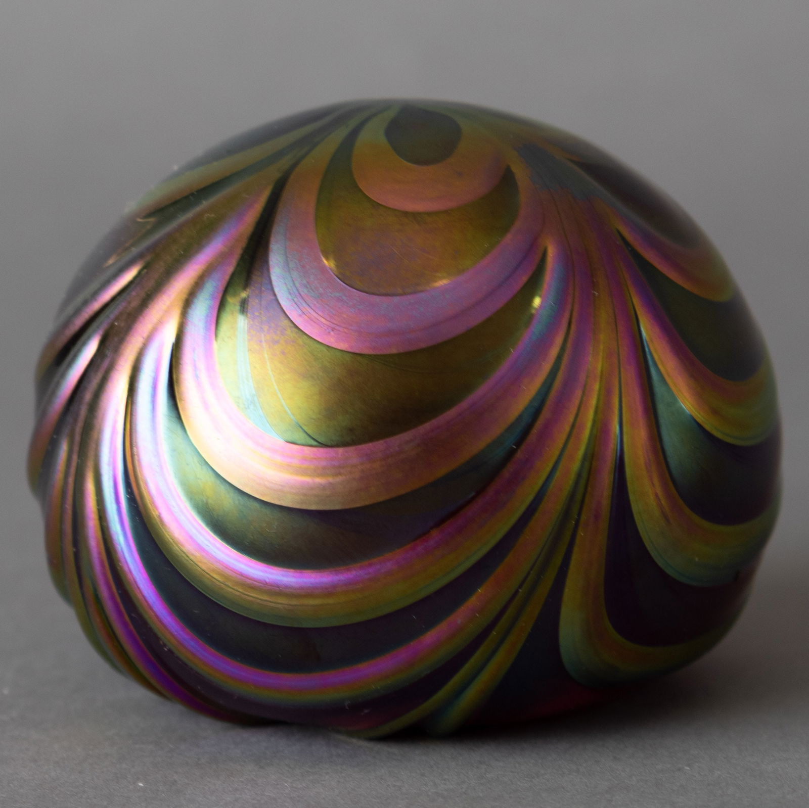 MID CENTURY GUERNSEY ISLAND IRIDESCENT STUDIO GLASS PAPERWEIGHT: Kindly examine all photographs provided in this listing or ask for a condition report. All items offered are in generally good, pre-owned condition, unless otherwise specifically described. The item i