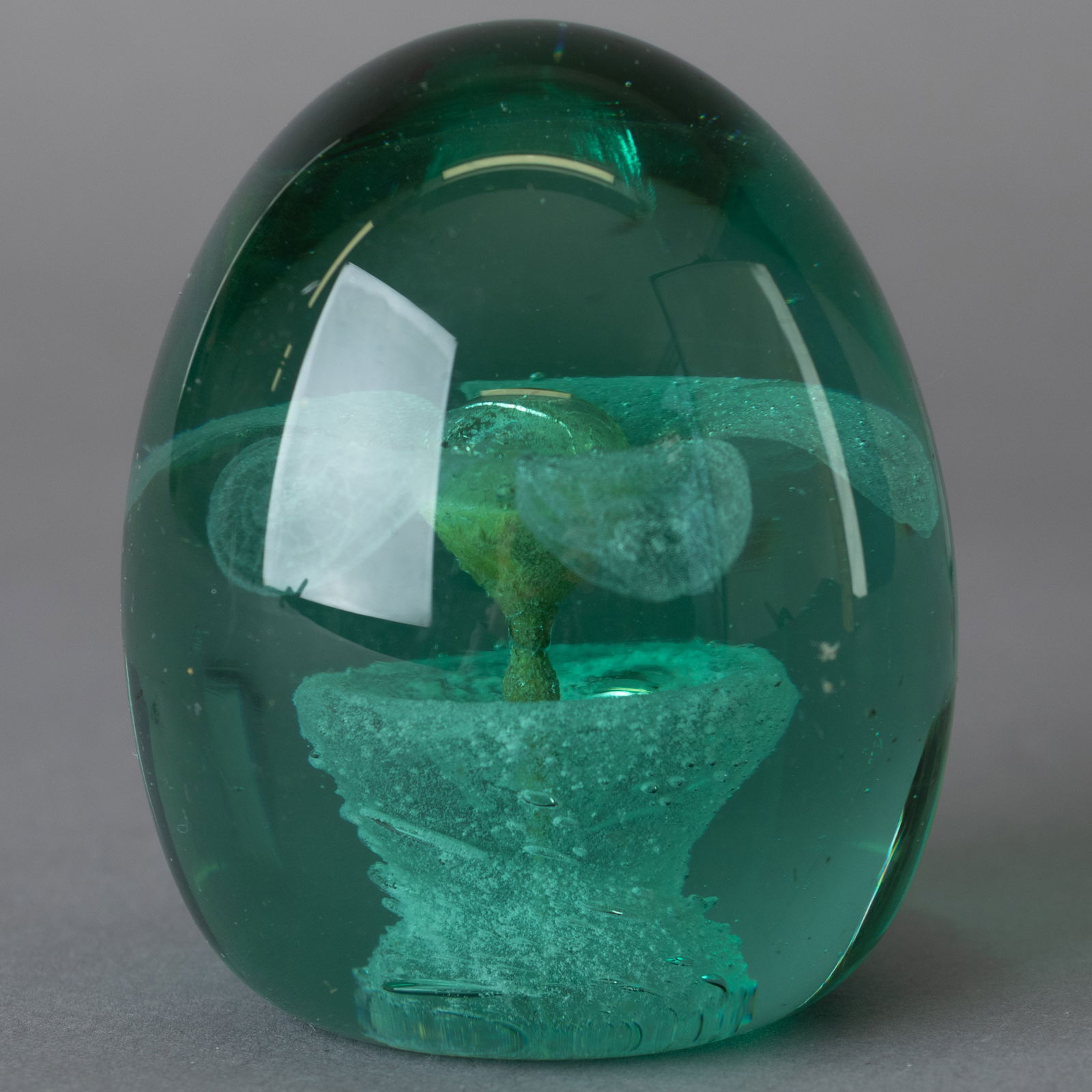 VICTORIAN GREEN HAND BLOWN GLASS PAPERWEIGHT 19TH CENTURY: Kindly examine all photographs provided in this listing or ask for a condition report. All items offered are in generally good, pre-owned condition, unless otherwise specifically described. The item i
