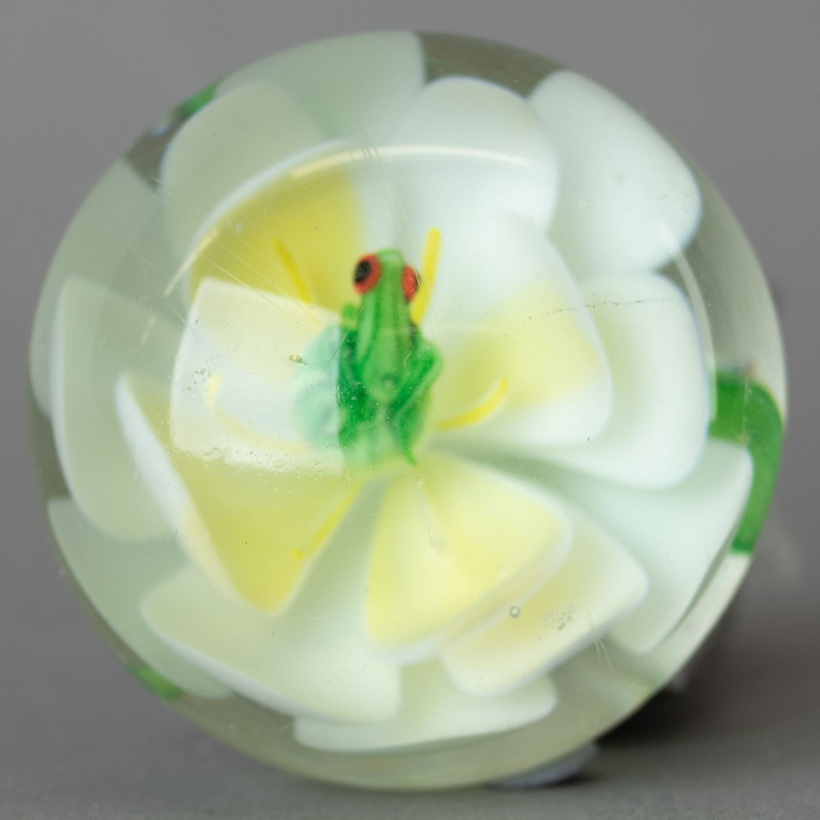 MID CENTURY MURANO VENETIAN HAND BLOWN GLASS FROG PAPERWEIGHT: Kindly examine all photographs provided in this listing or ask for a condition report. All items offered are in generally good, pre-owned condition, unless otherwise specifically described. The item i