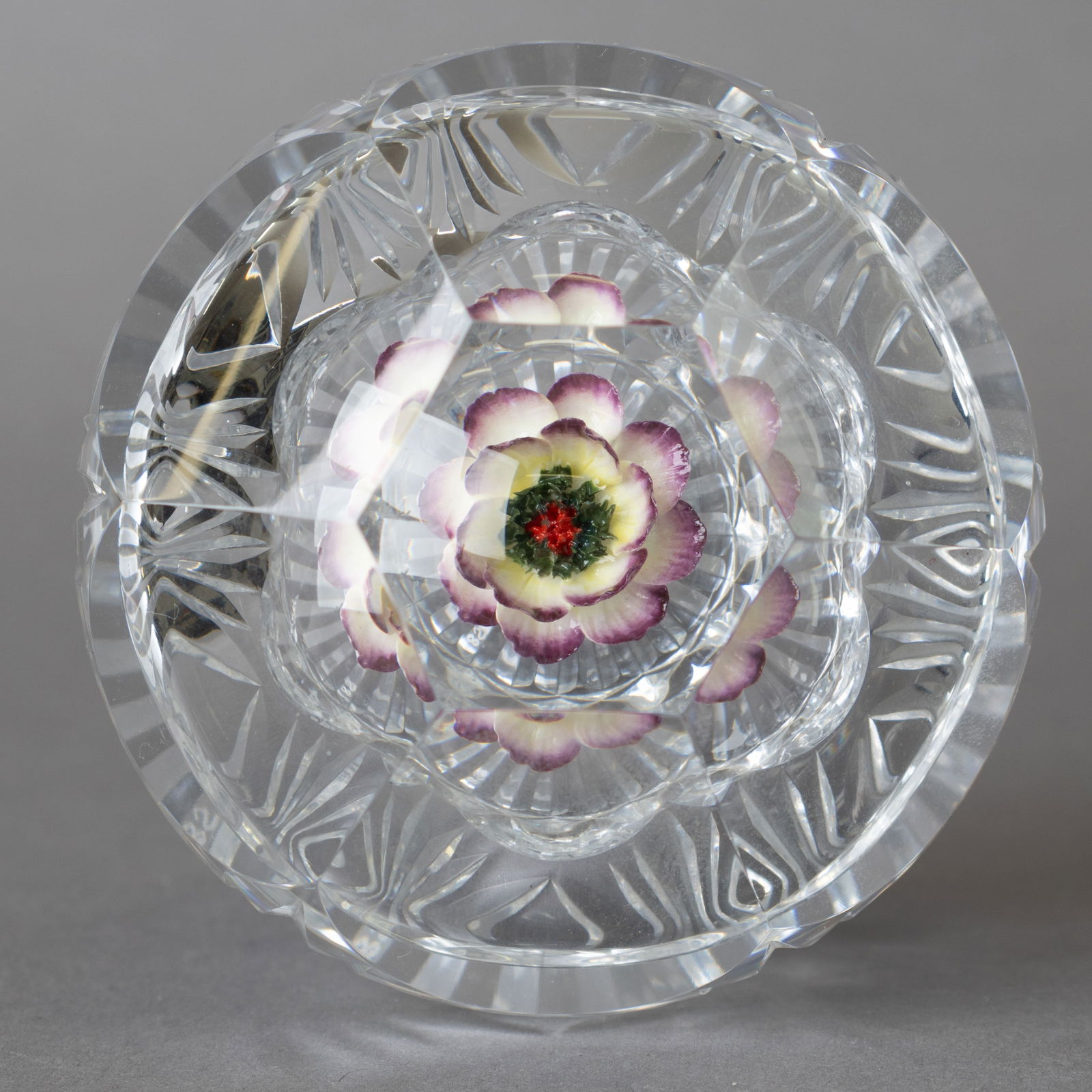 WEDGWOOD FACETED CUT CRYSTAL GLASS FLORAL PAPERWEIGHT: Kindly examine all photographs provided in this listing or ask for a condition report. All items offered are in generally good, pre-owned condition, unless otherwise specifically described. The item i