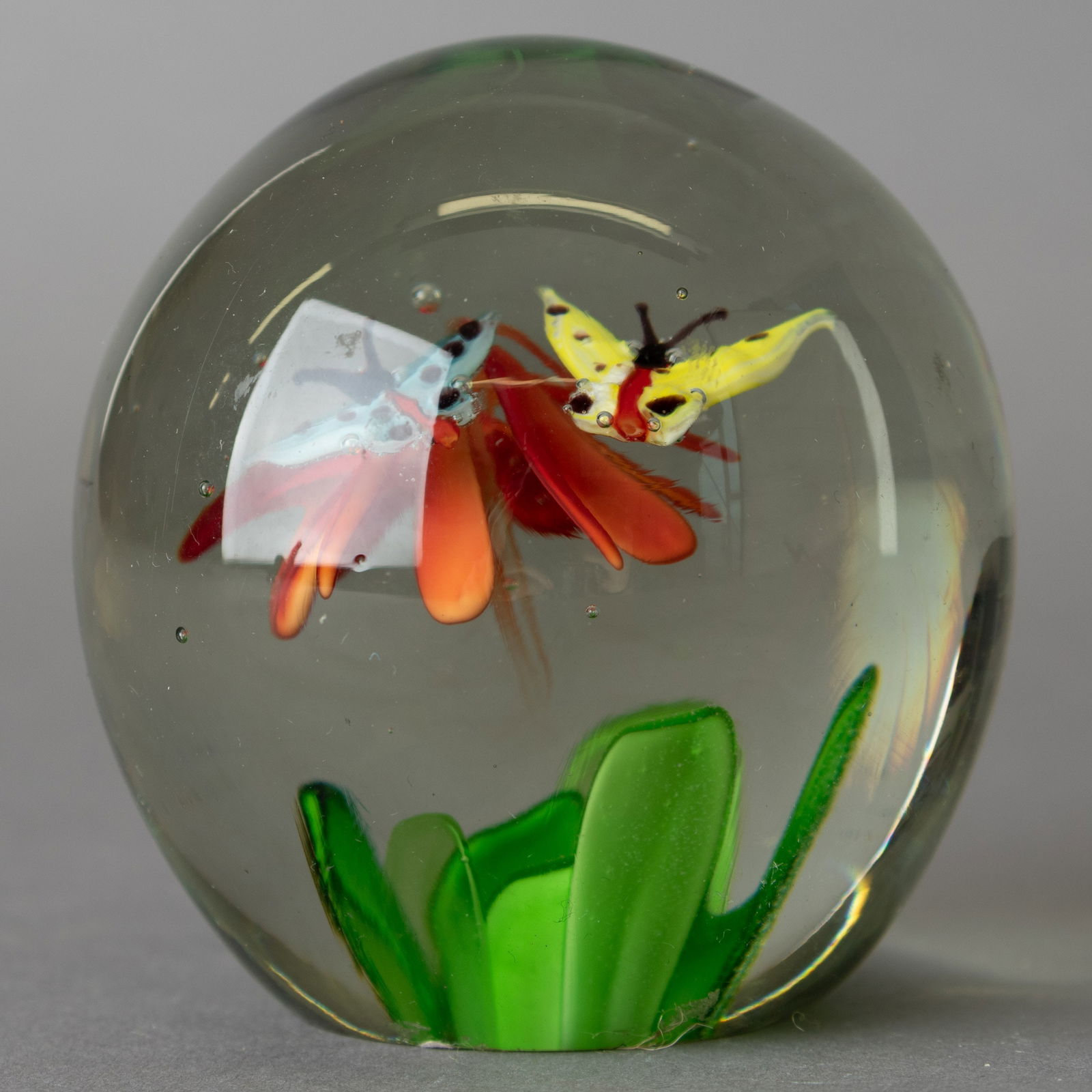 MID CENTURY MURANO VENETIAN HAND BLOWN GLASS BUTTERFLIES PAPERWEIGHT: Kindly examine all photographs provided in this listing or ask for a condition report. All items offered are in generally good, pre-owned condition, unless otherwise specifically described. The item i