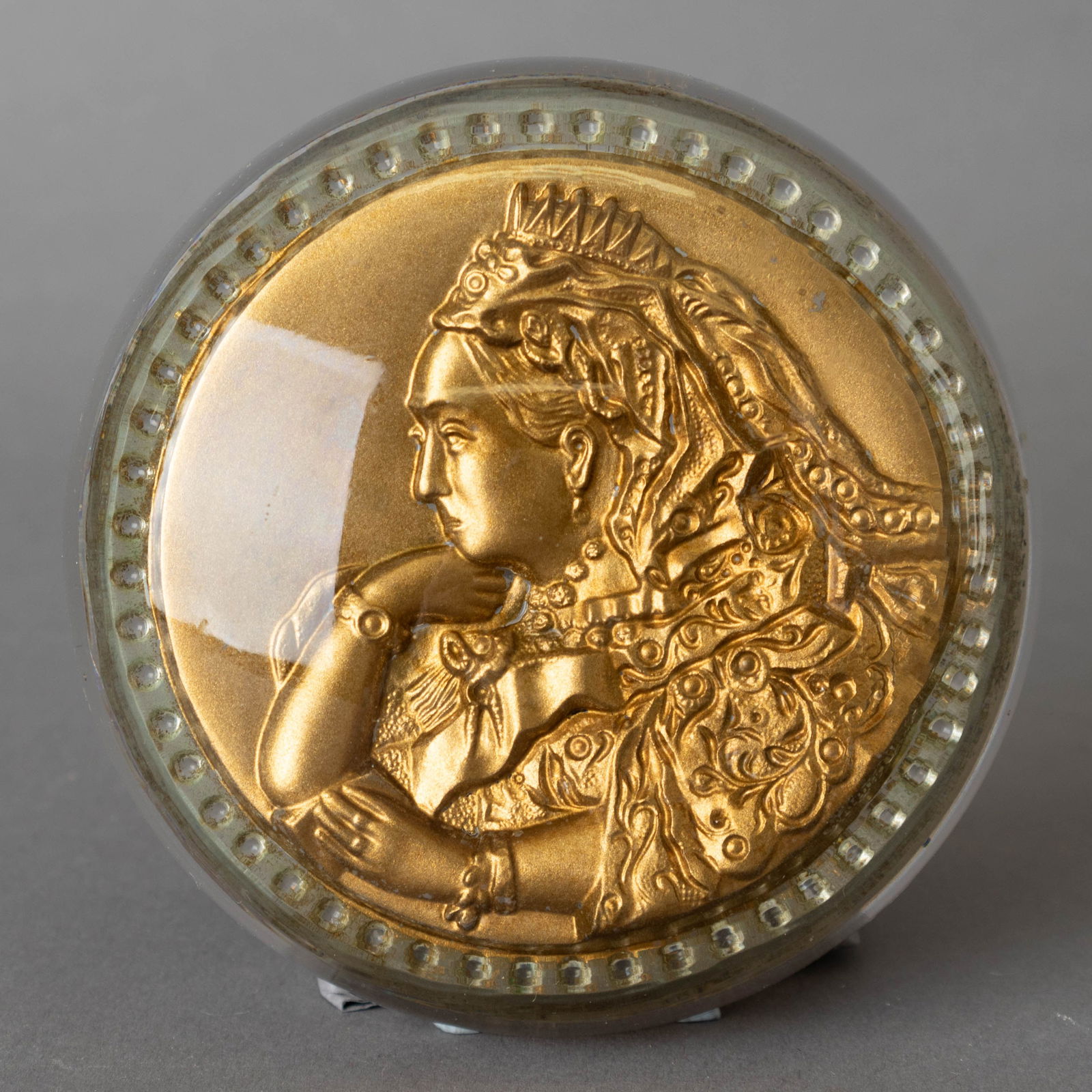 ANTIQUE VICTORIAN GLASS PAPERWEIGHT DEPICTING QUEEN VICTORIA (1 of 4)