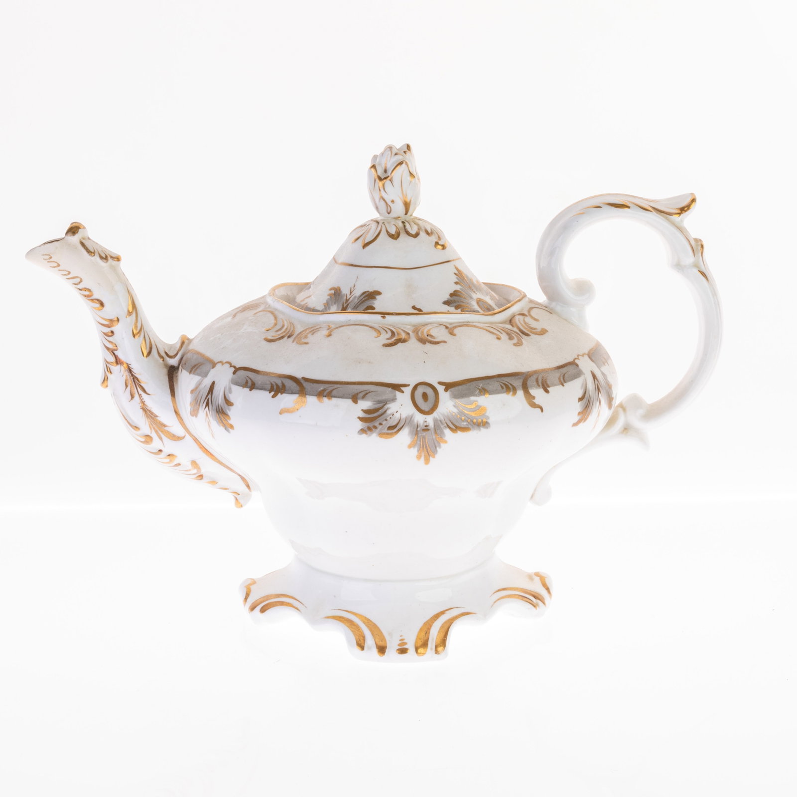 18TH CENTURY ENGLISH PORCELAIN TEAPOT: (HEIGHT) 19CM.From a collection of Wedgwood and other selected ceramic/porcelain objects. Kindly examine all photographs provided in this listing or ask for a condition report. All items offered are i