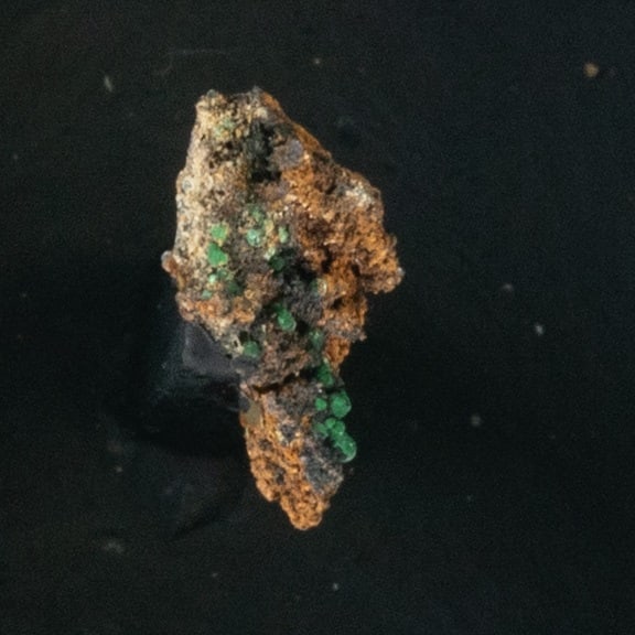 A NATURAL GEODE MINERAL CRYSTAL SPECIMEN: DIMENSIONS APPROX 1x1x1CM.From a collection of Wedgwood and other selected ceramic/porcelain objects. Kindly examine all photographs provided in this listing or ask for a condition report. All items o