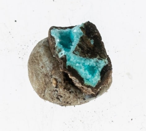 A NATURAL GEODE MINERAL CRYSTAL SPECIMEN (1 of 6)