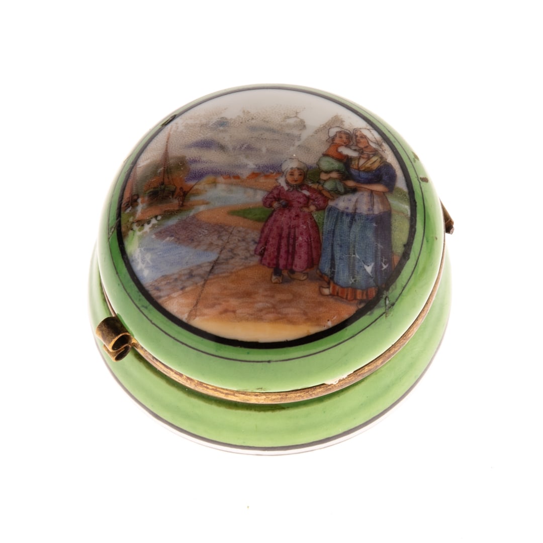 VICTORIAN RURAL SCENE PILL OR TRINKET BOX: From a collection of Wedgwood and other selected ceramic/porcelain objects. Kindly examine all photographs provided in this listing or ask for a condition report. All items offered are in generally go