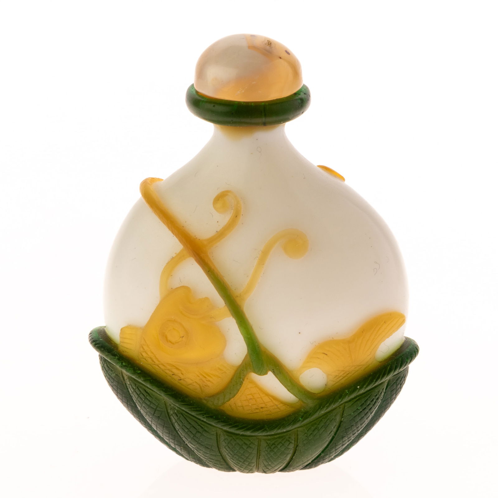CHINESE PEKING GLASS CAMEO SNUFF BOTTLE WITH KOI FISH IN BASKET (1 of 3)