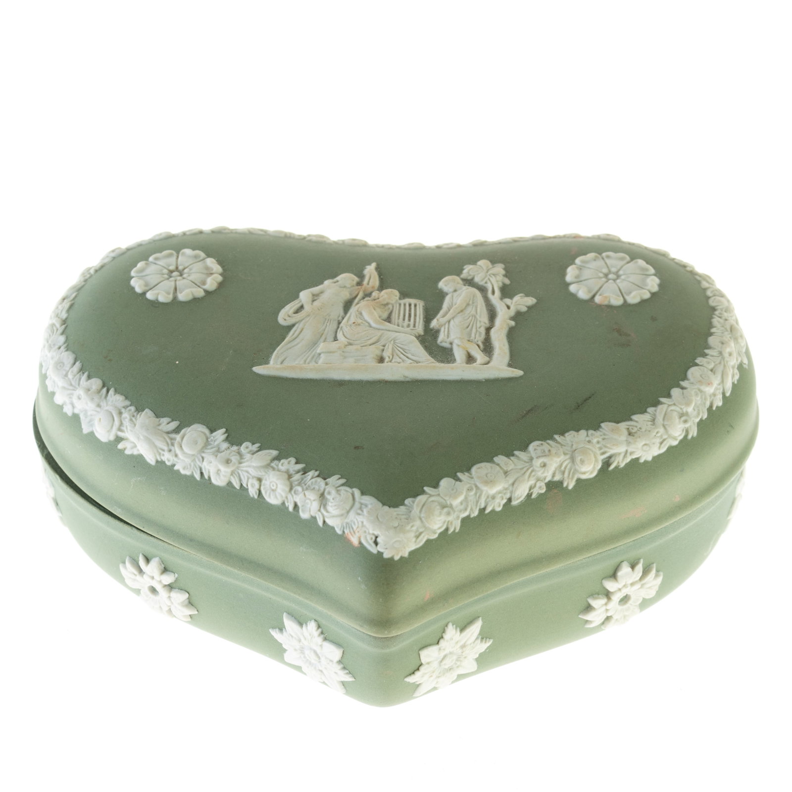 WEDGWOOD GREEN JASPER PORCELAIN CAMEO BOX: (W) 13CM.From a collection of Wedgwood and other selected ceramic/porcelain objects. Kindly examine all photographs provided in this listing or ask for a condition report. All items offered are in gen