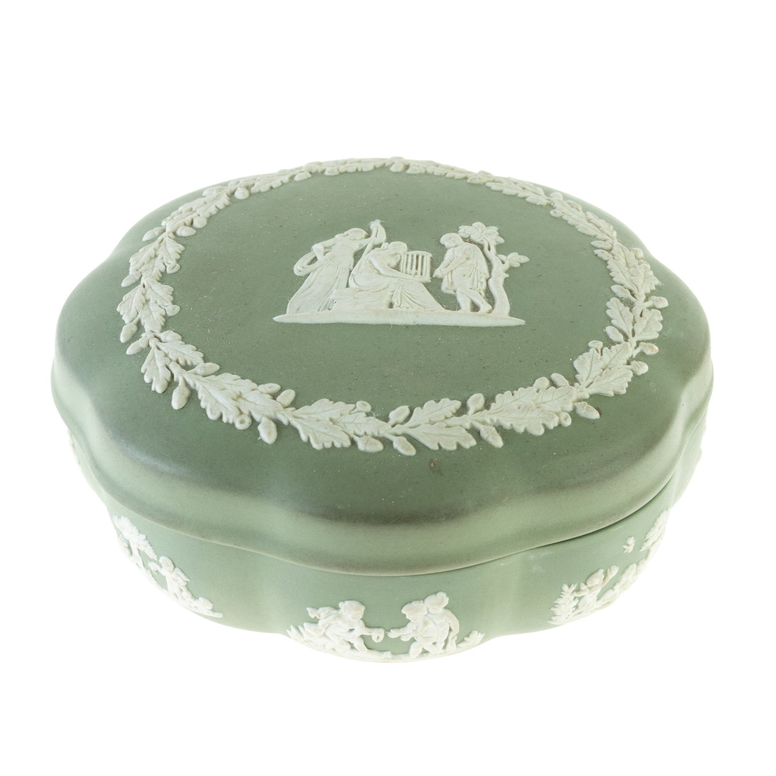 WEDGWOOD GREEN JASPER PORCELAIN CAMEO BOX: (DIA) 13CM. From a collection of Wedgwood and other selected ceramic/porcelain objects. Kindly examine all photographs provided in this listing or ask for a condition report. All items offered are in 