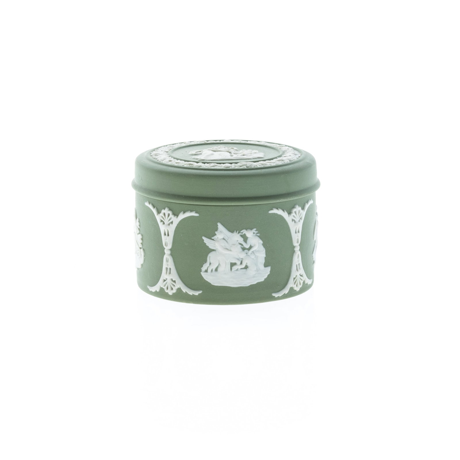 WEDGWOOD GREEN JASPER CERAMIC CLASSICAL LIDDED BOX: (W) 6.5CM.From a collection of Wedgwood and other selected ceramic/porcelain objects. Kindly examine all photographs provided in this listing or ask for a condition report. All items offered are in ge