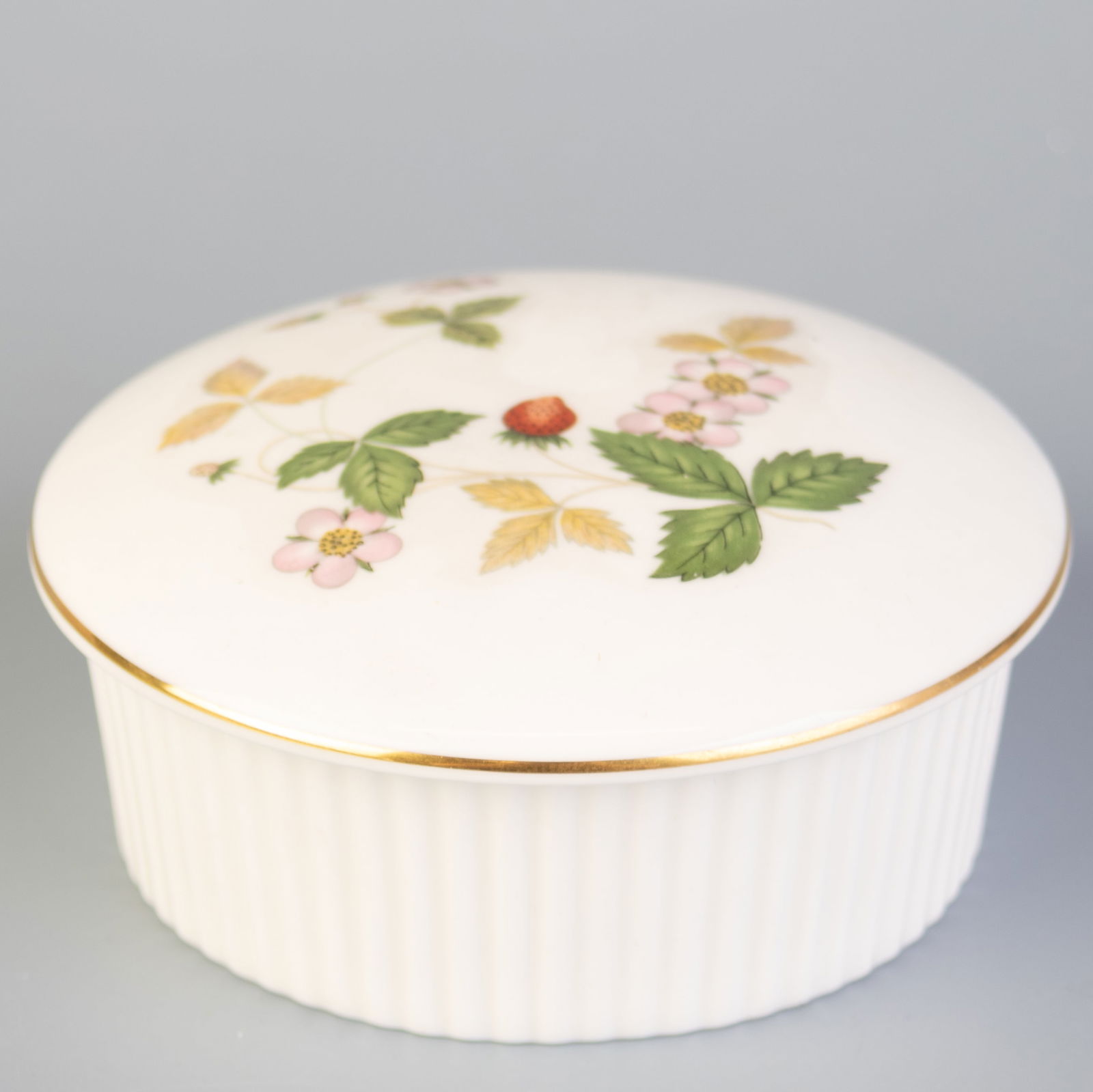 WEDGWOOD WILD STRAWBERRY PORCELAIN CERAMIC LIDDED BOX (1 of 4)