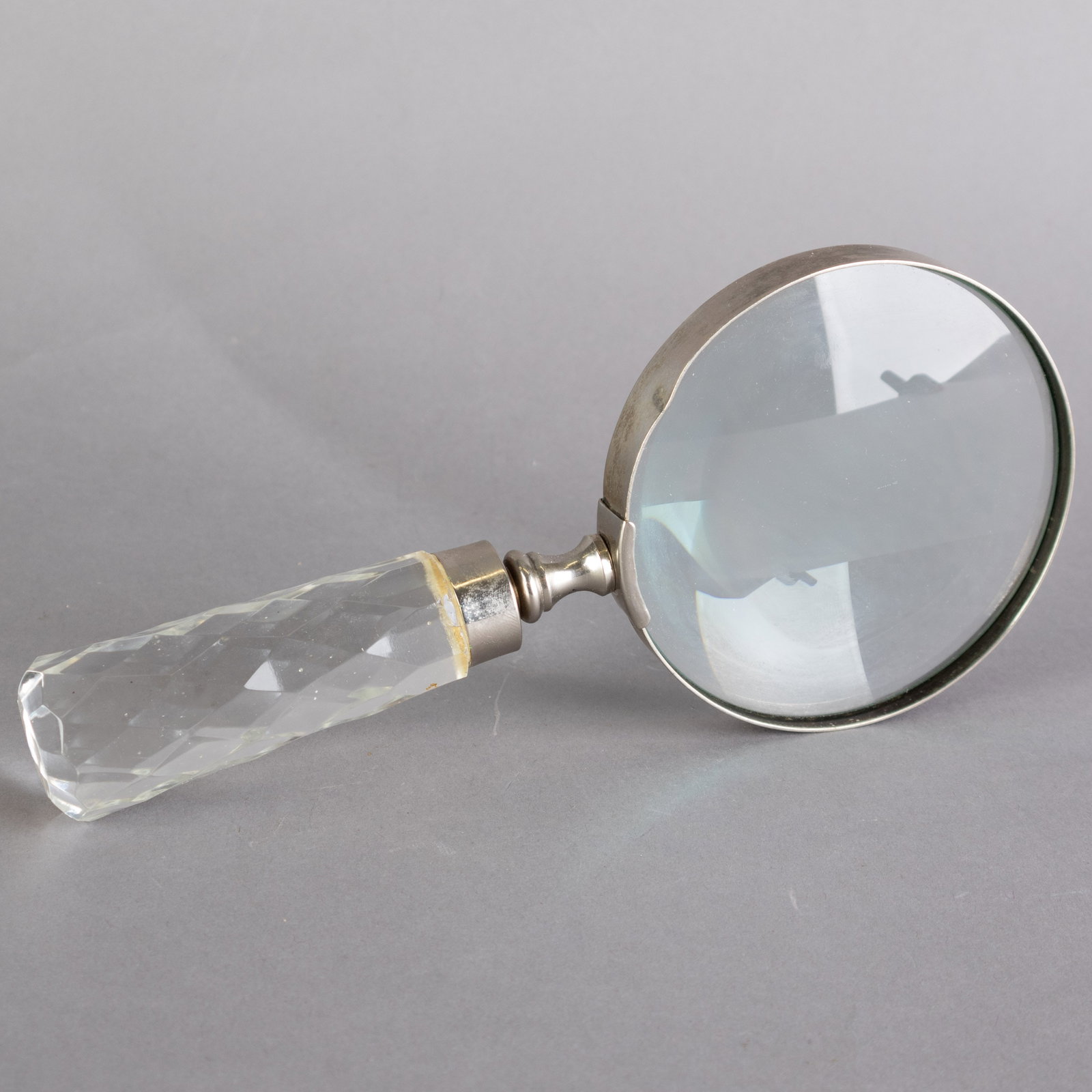 FACETED CRYSTAL GLASS MAGNIFYING GLASS: Kindly examine all photographs provided in this listing or ask for a condition report. All items offered are in generally good, pre-owned condition, unless otherwise specifically described. The item i