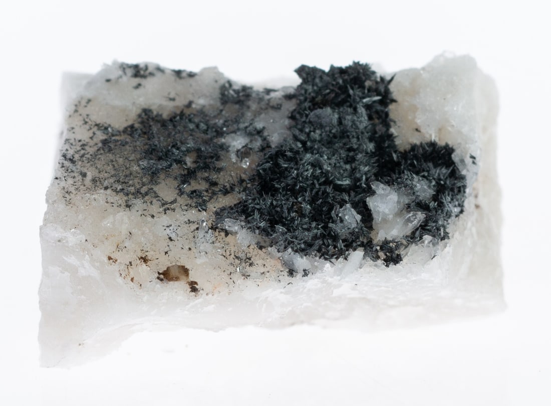 A NATURAL GEODE MINERAL CRYSTAL SPECIMEN: DIMENSIONS APPROX 2.5x2x1.5CM.Kindly examine all photographs provided in this listing or ask for a condition report. All items offered are in generally good, pre-owned condition, unless otherwise spec