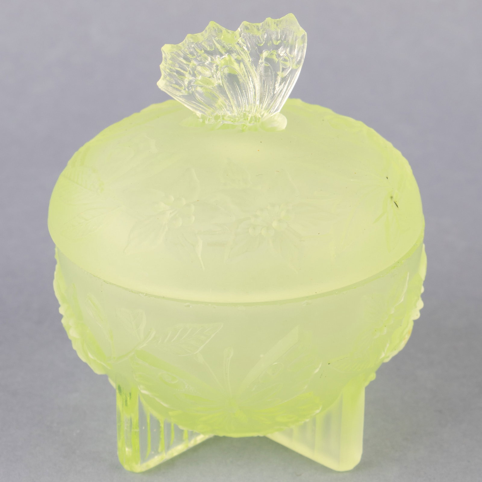 ANTIQUE ART NOUVEAU URANIUM GLASS FLORAL LIDDED TRINKET BOX: Kindly examine all photographs provided in this listing or ask for a condition report. All items offered are in generally good, pre-owned condition, unless otherwise specifically described, sold as se