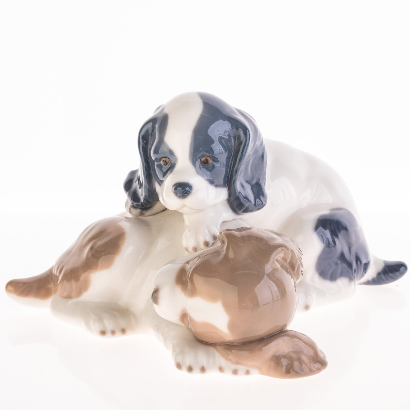 LLADRO STYLE PORCELAIN CERAMIC DOGS FIGURE: Kindly examine all photographs provided in this listing or ask for a condition report. All items offered are in generally good, pre-owned condition, unless otherwise specifically described. The item i