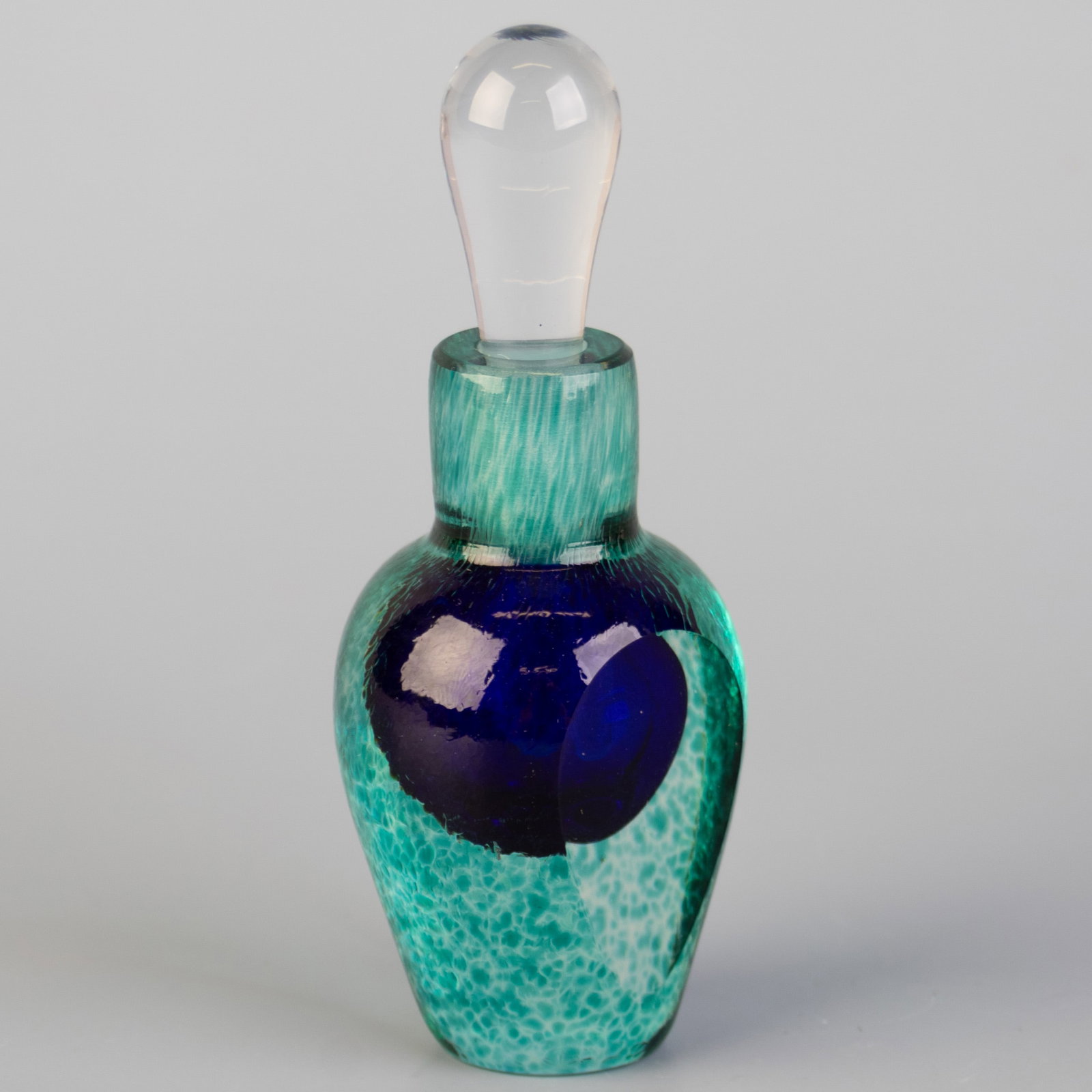 STUART AKROYD SIGNED GLASS PERFUME SCENT BOTTLE: Kindly examine all photographs provided in this listing or ask for a condition report. All items offered are in generally good, pre-owned condition, unless otherwise specifically described. The item i