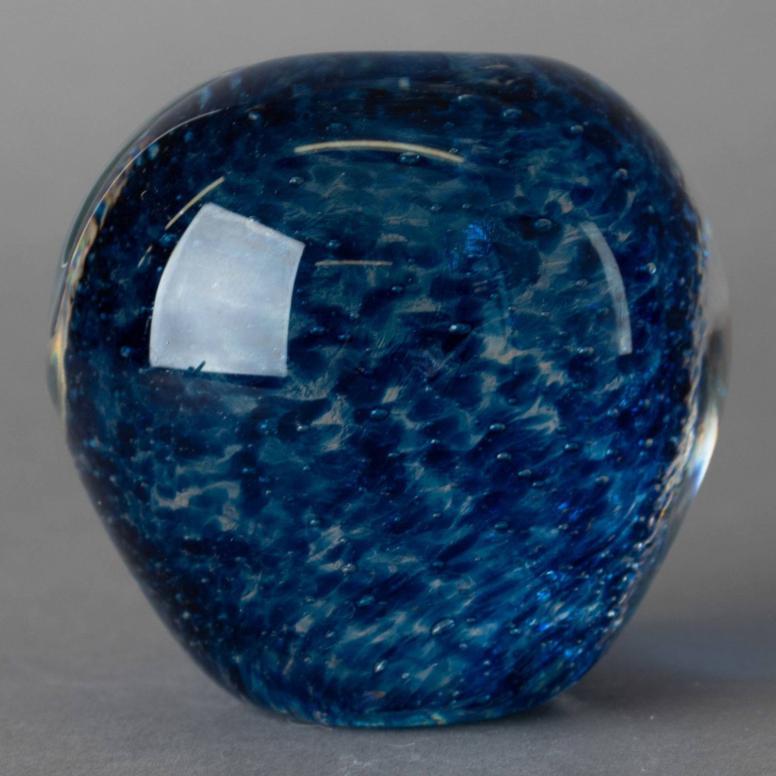 RONALD STENNETT WILLSON WEDGWOOD GLASS APPLE PAPERWEIGHT: Kindly examine all photographs provided in this listing or ask for a condition report. All items offered are in generally good, pre-owned condition, unless otherwise specifically described. The item i